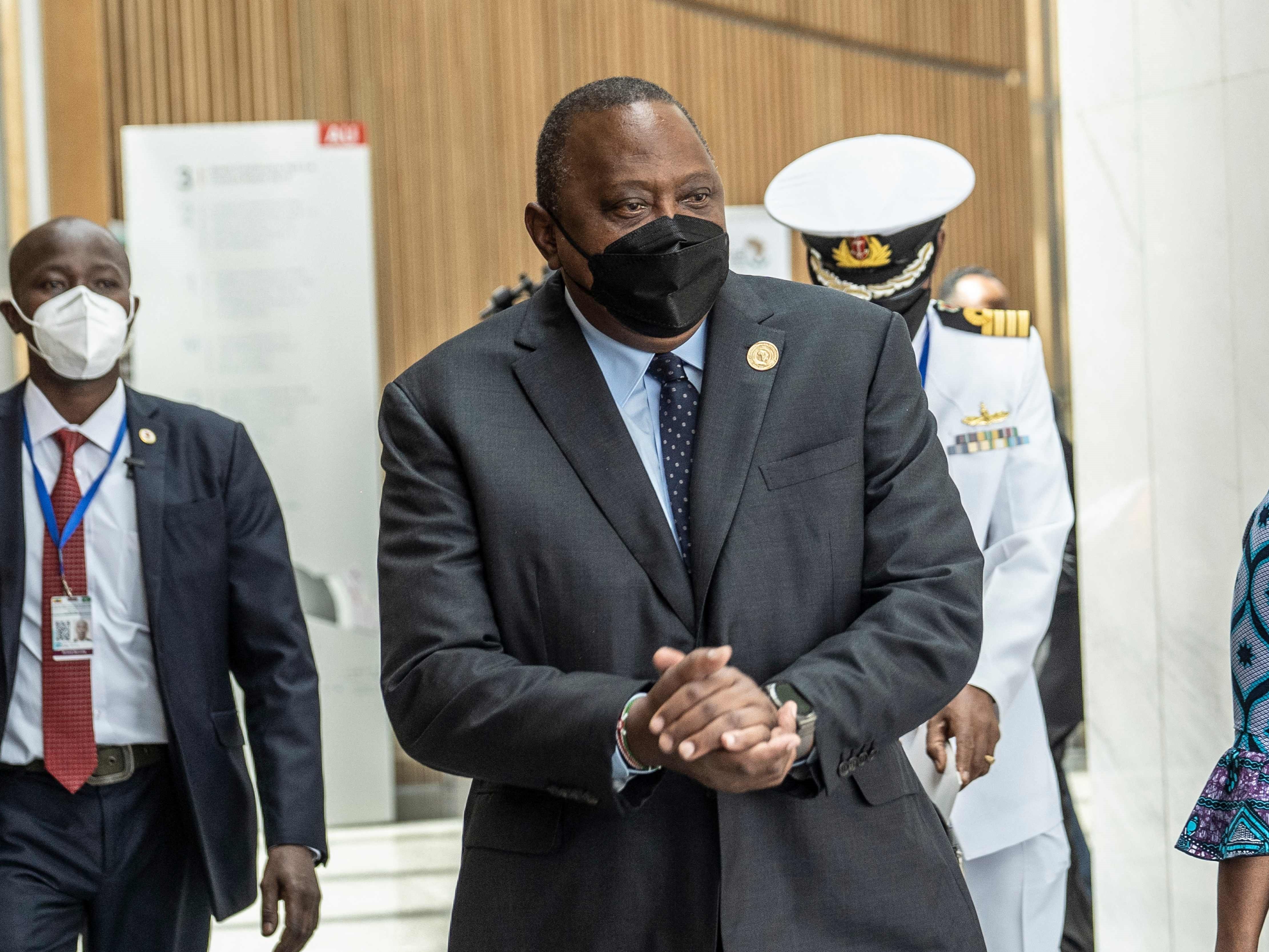 Uhuru Kenyatta (tengah), Presiden Republik Kenya tiba di kantor pusat Uni Afrika di Addis Ababa, Ethiopia, pada 6 Februari 2022.