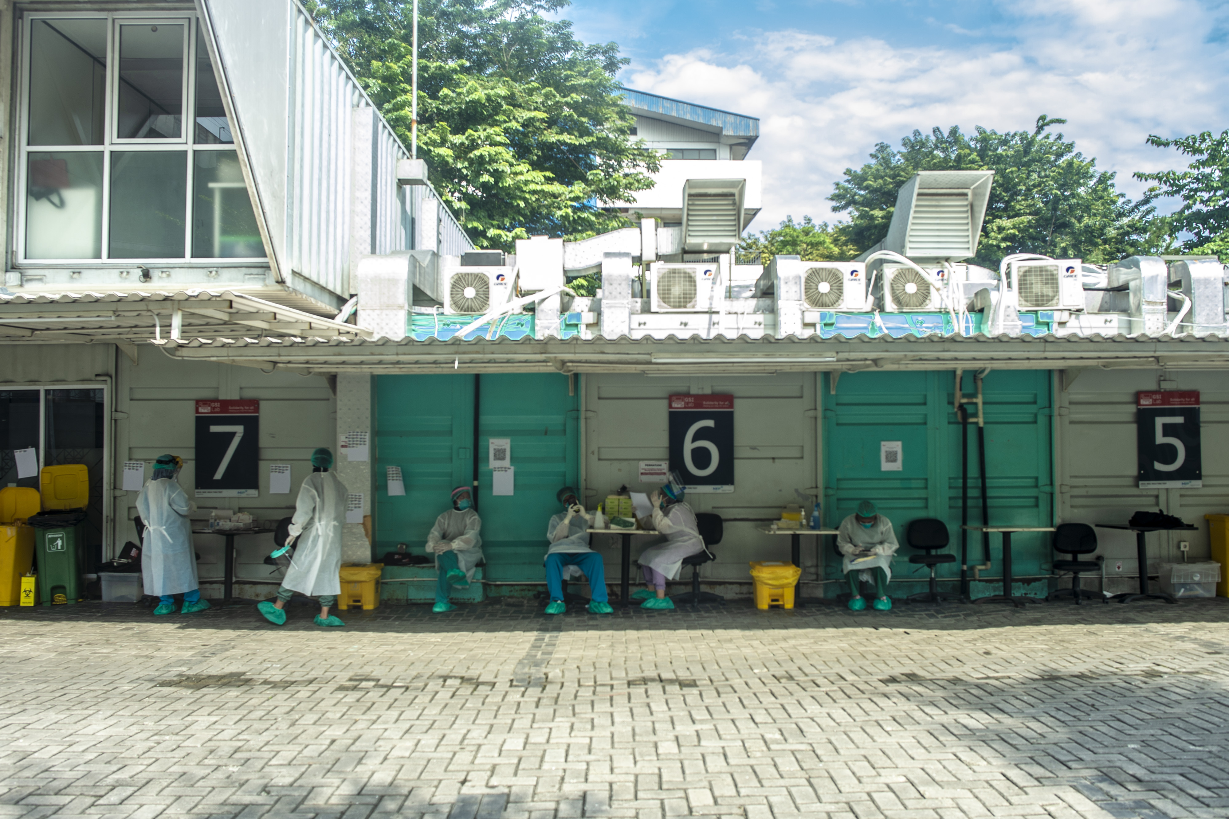  Tenaga kesehatan menunggu warga yang akan melakukan tes usapcovid-19 di GSI Lab, Cilandak, Jakarta,  Kamis (3/2/2022)