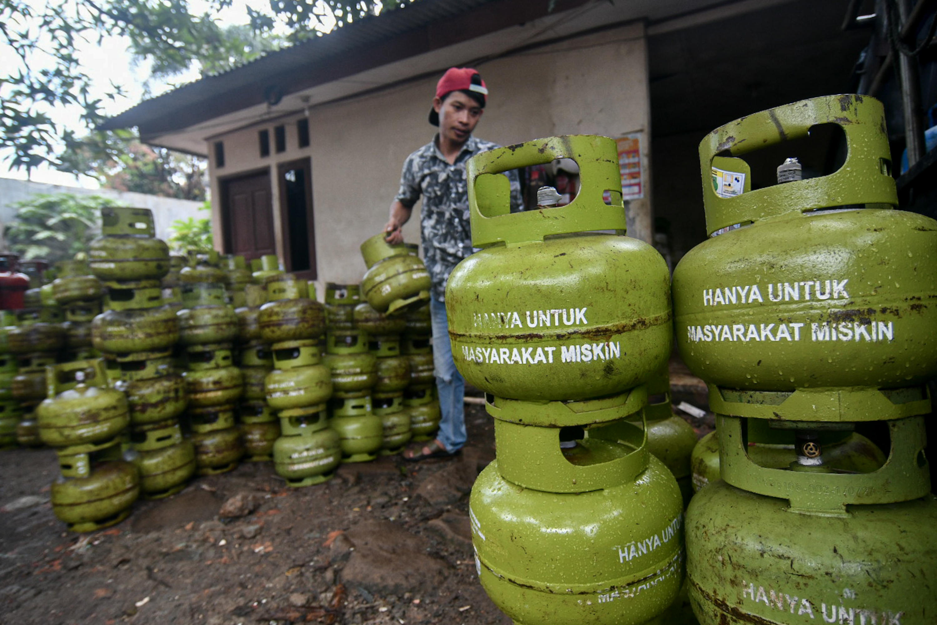 Pekerja menata tabung gas LPG 3 kg di kawasan Cibubur, Jakarta.