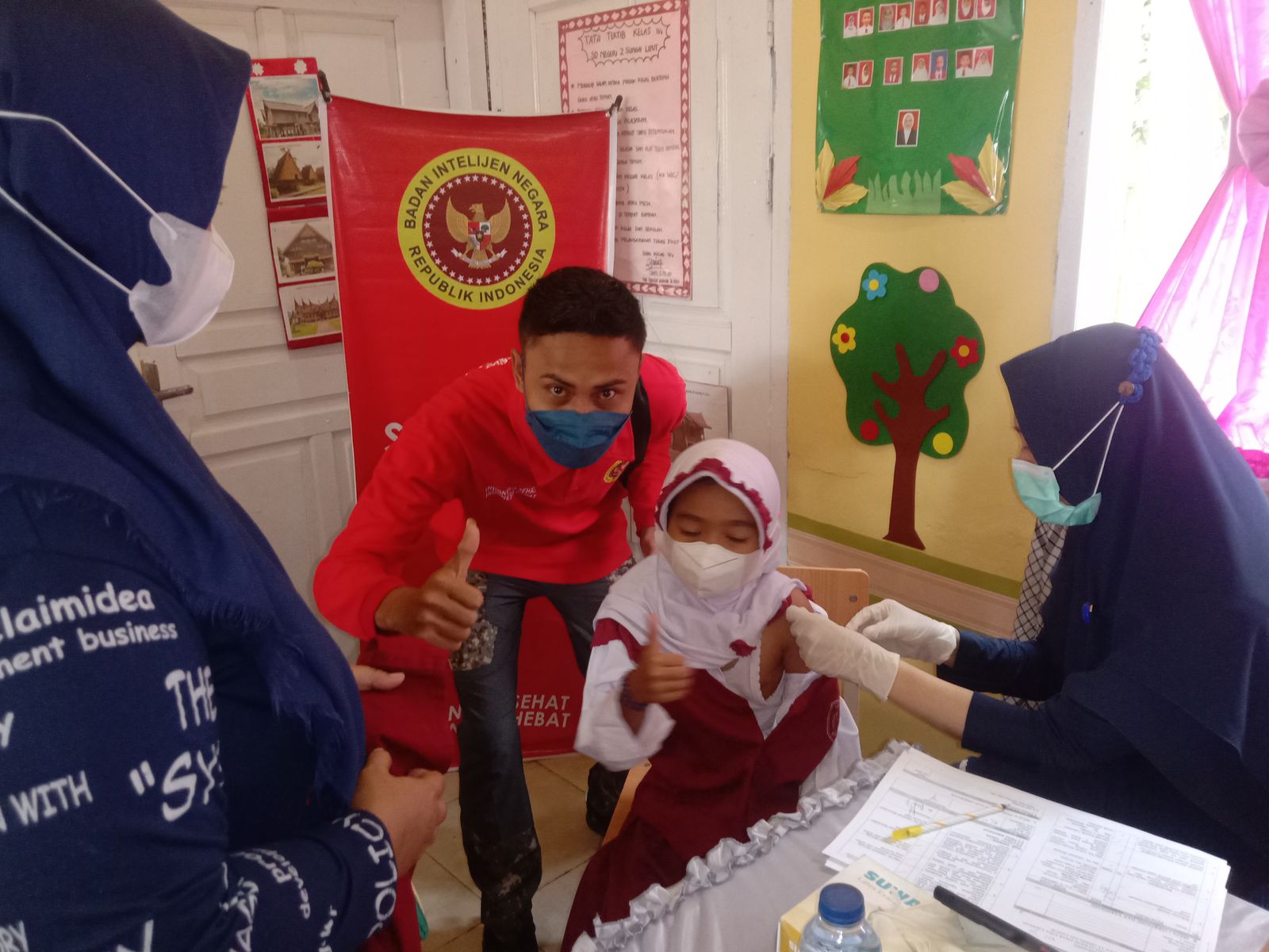 Binda Aceh menggelar vaksinasi massal serentak bagi pelajar SD hingga SMA di 9 sekolah untuk mengejar herd immunity, Kamis (10/2)