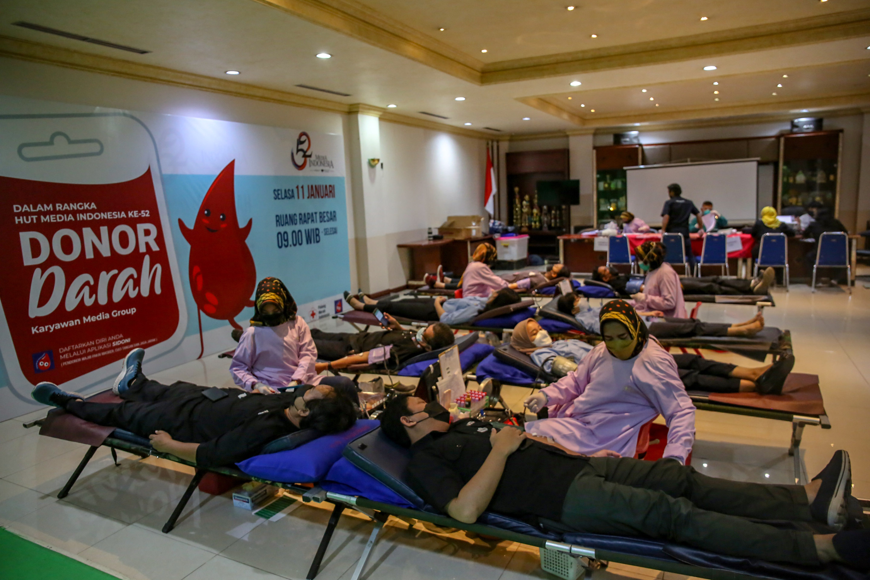 Sejumlah warga mengikuti aksi donor darah di Jakarta