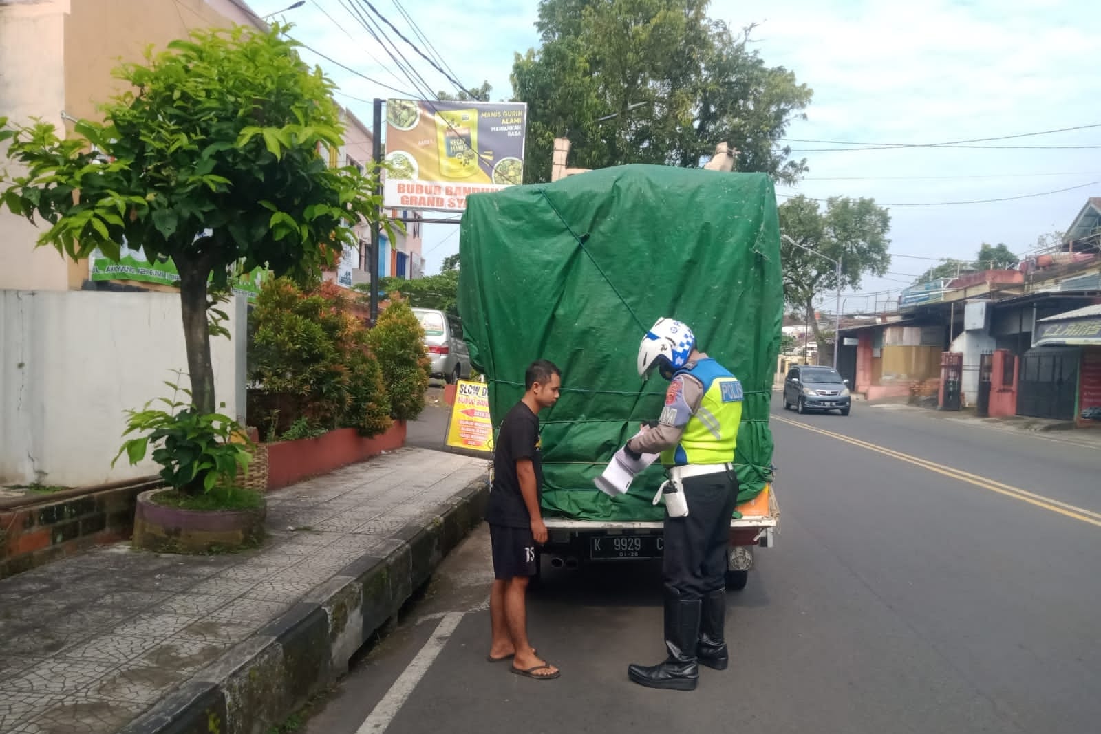 Petugas kepolisian menindak kendaraan kelebihan muatan (ODOL).