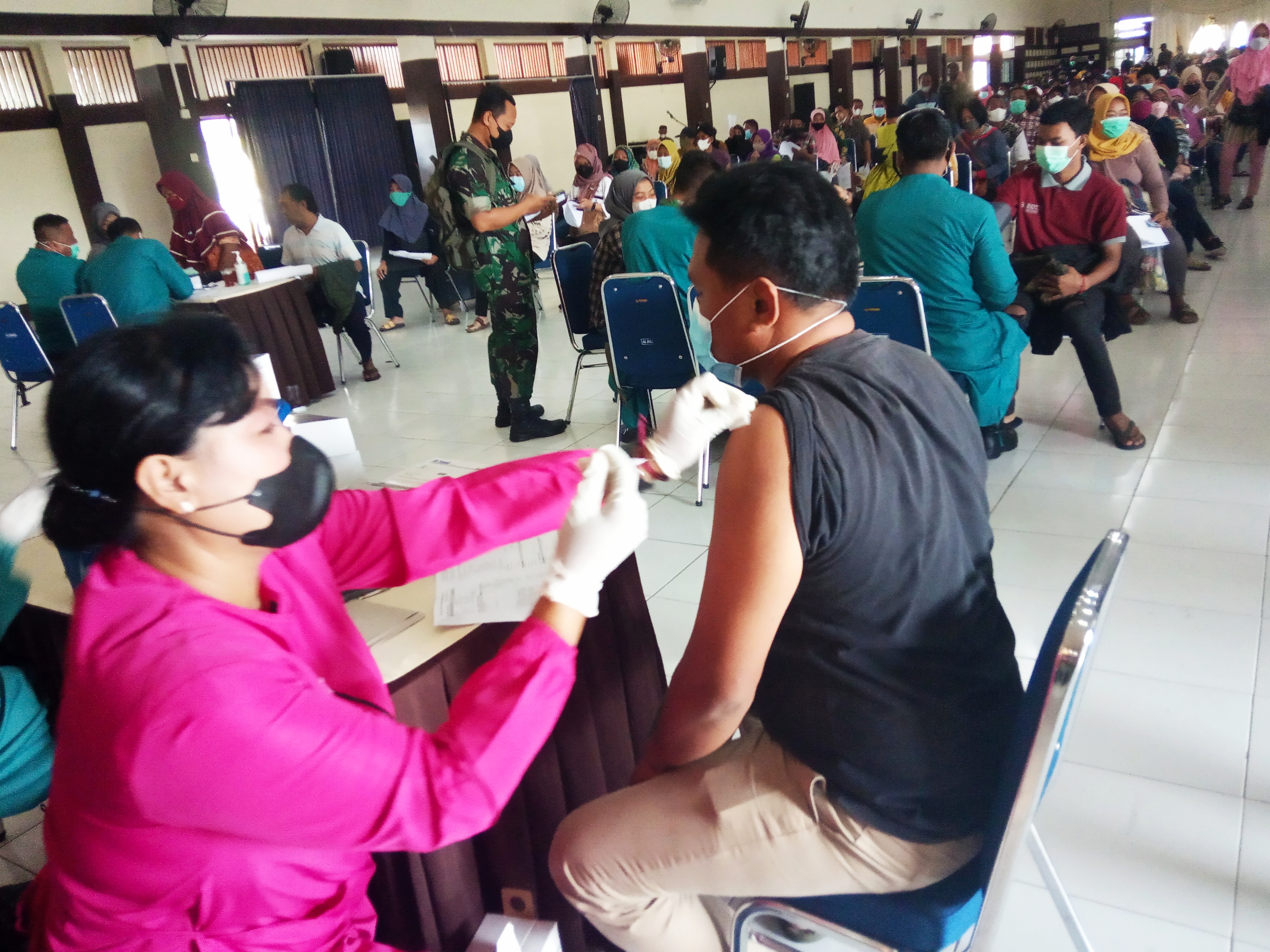 Vaksinasi Covid-19 dosis booster yang digelar Kodim 073 Klaten, Jawa Tengah.   