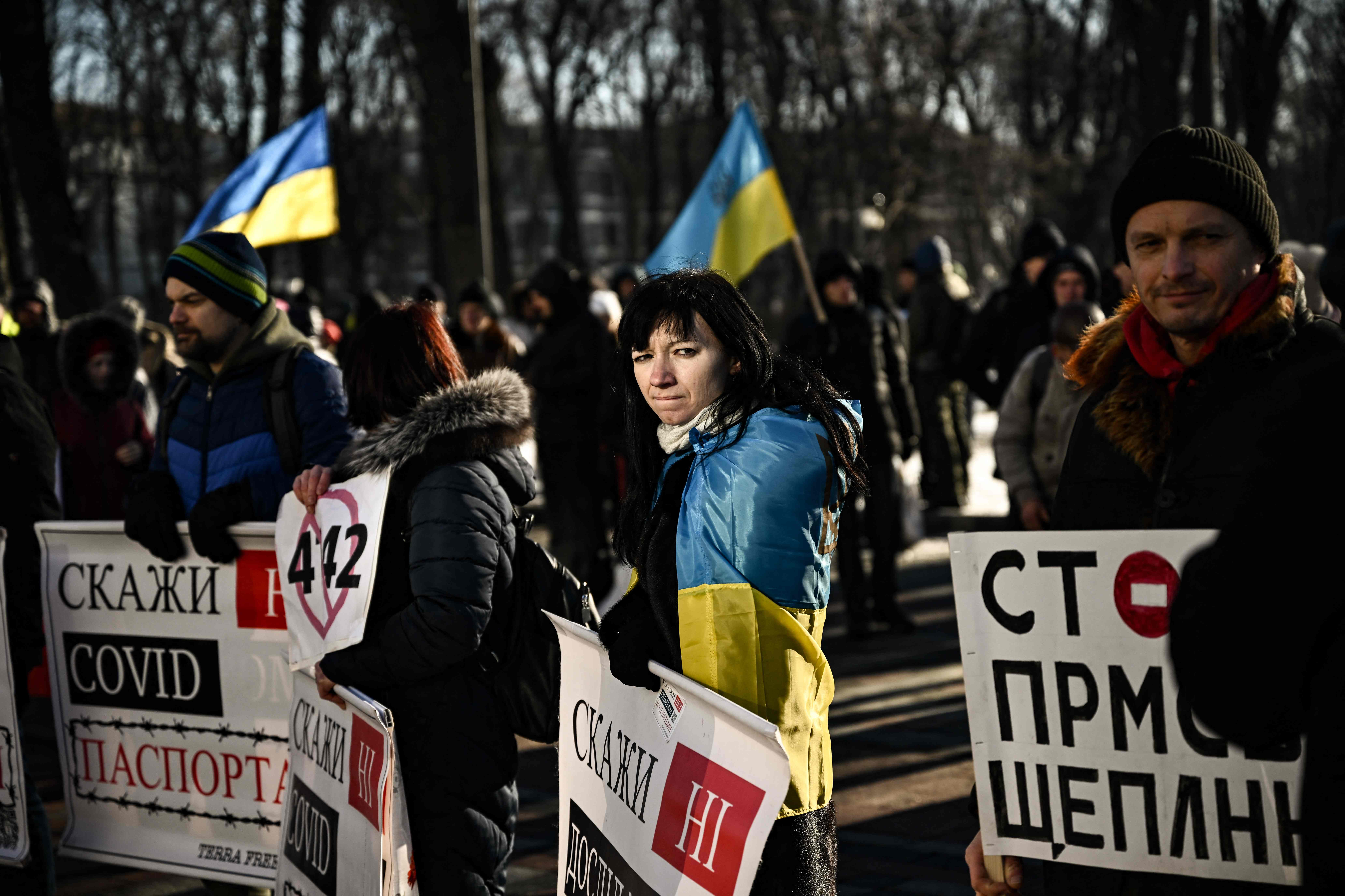 Pengunjjuk rasa di Ukraina memprotes kebijakan vaksinasi 