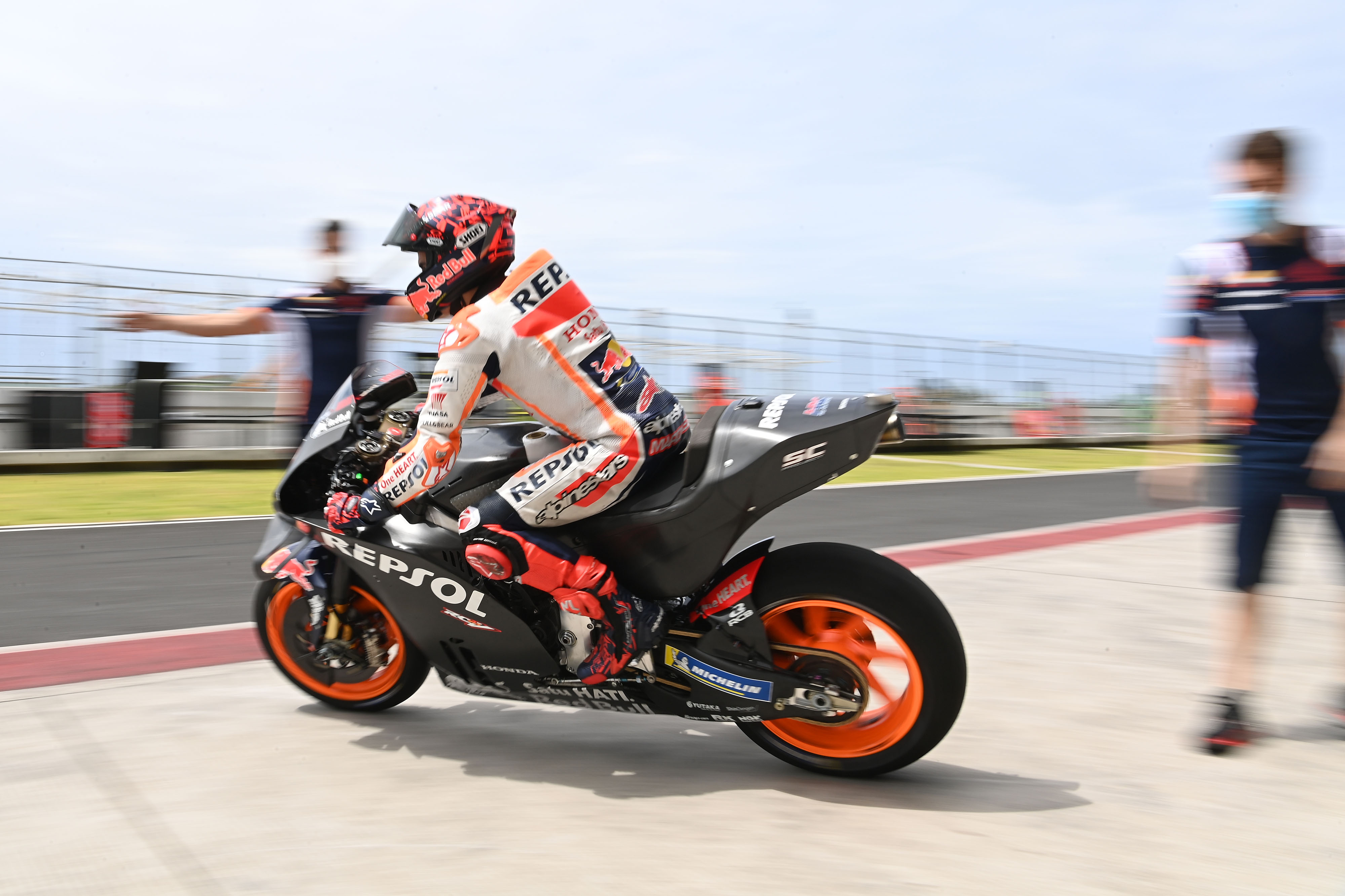 Pembalap Repsol Honda Team MotoGP Marc Marquez melaju menuju lintasan pada hari kedua tes pramusim MotoGP 2022