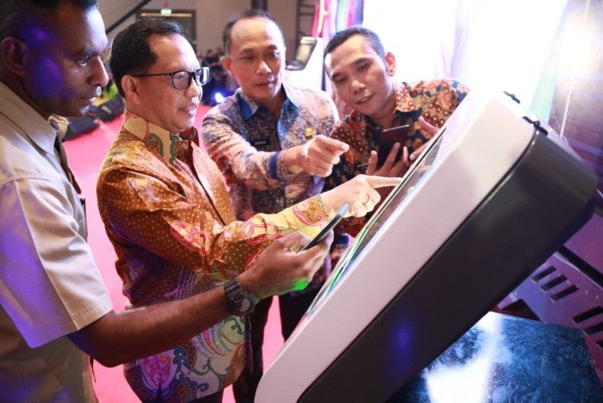 Menteri Dalam Negeri, Tito Karnavian (kedua dari kiri) bersama Dirjen Dukcapil Kemendagri, Zudan Arif Fakrulloh dalam sebuah acara.