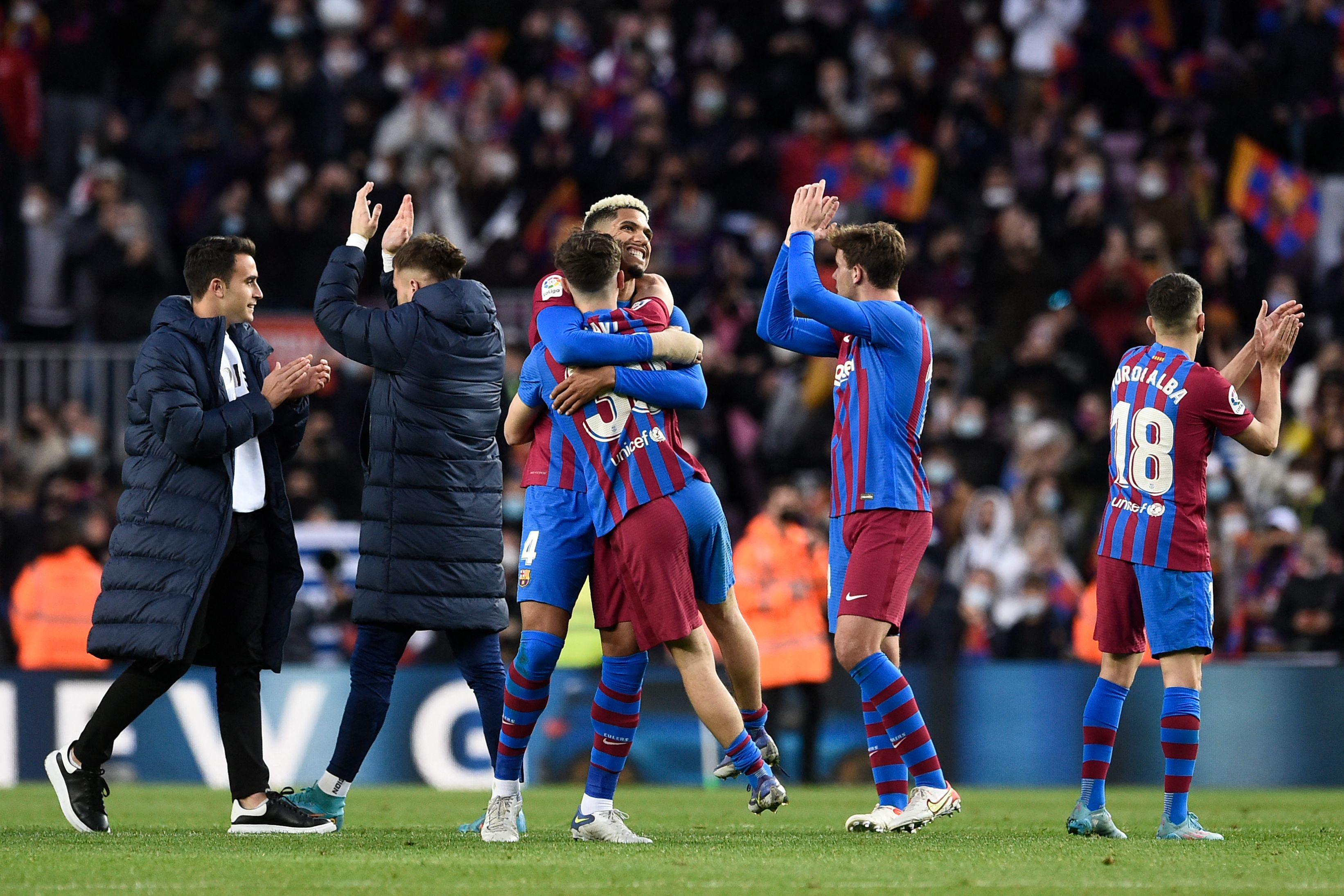 Para pemain Barcelona melakukan selebrasi usai mengalahkan Atletico Madrid di laga La Liga.