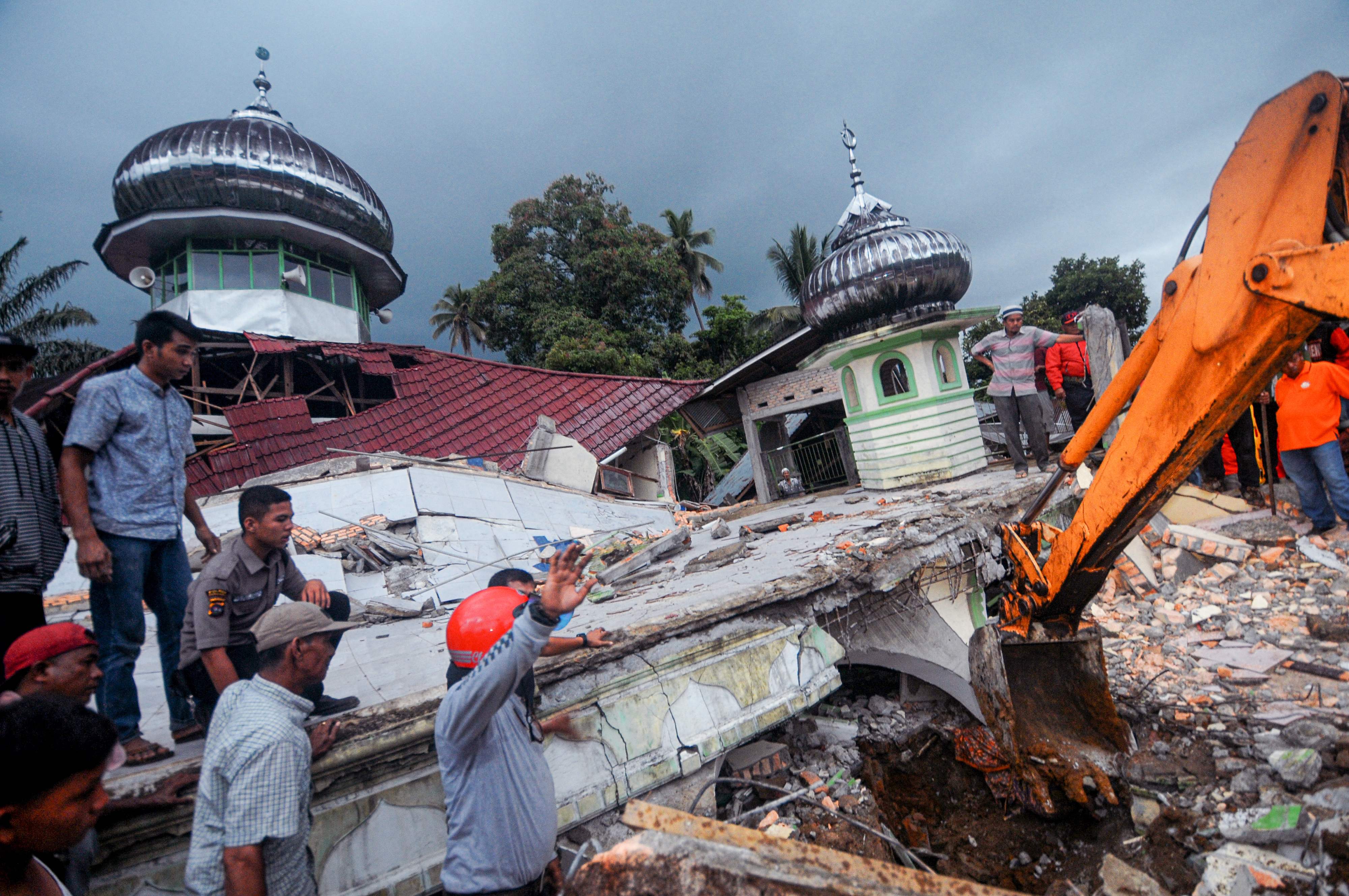 Evakuasi korban gempa di Pasaman Barat, Sumbar.
