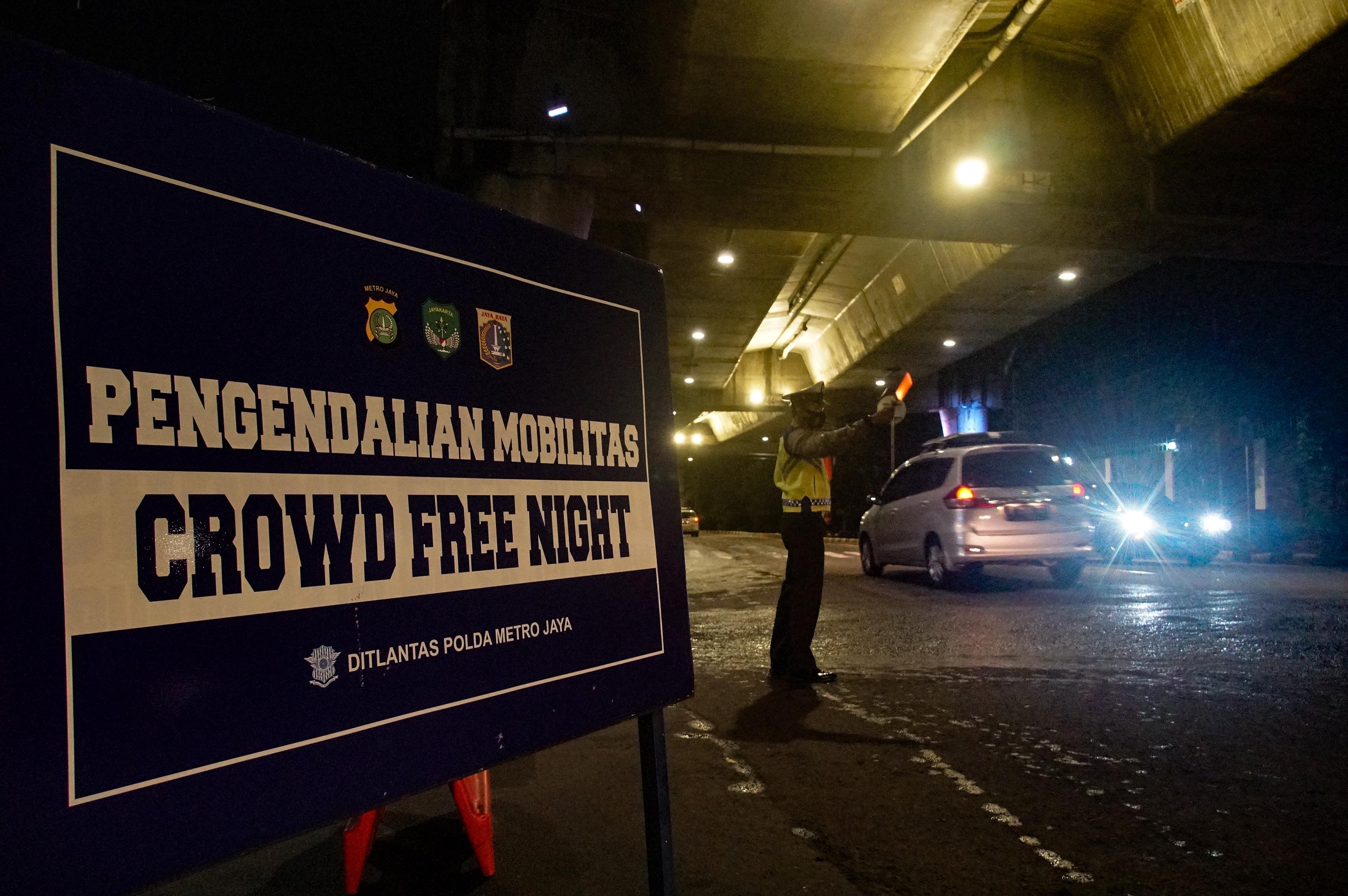 Petugas menutup akses jalan menuju Kemang, Jakarta, Senin (7/2/2022).