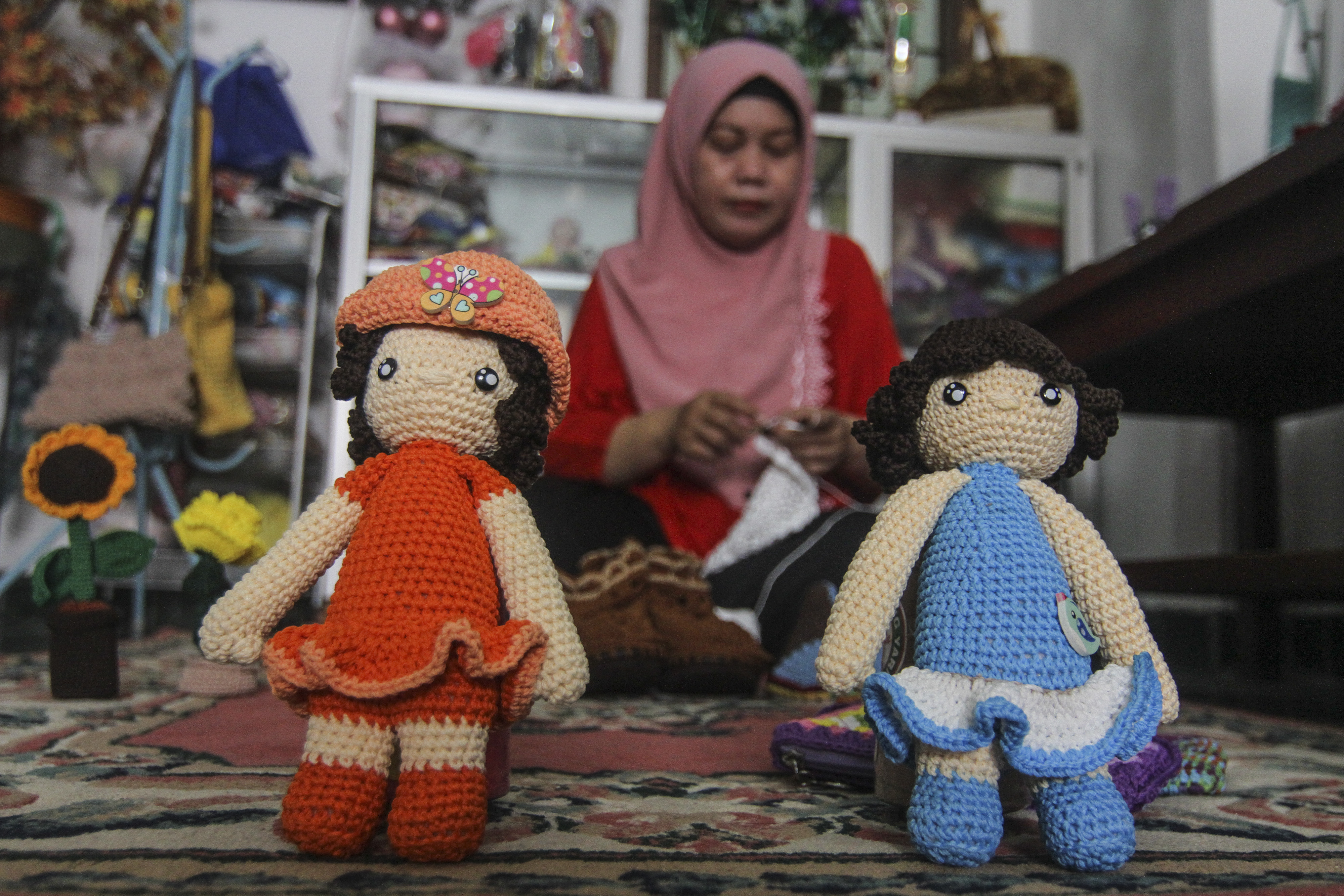  Perajin memproduksi kerajinan rajut di Brisbie Rajut, Depok, Jawa Barat, Sabtu (30/10/2021). 