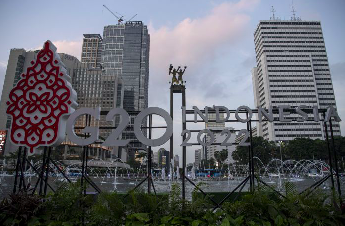 Logo Presidensi G20 Indonesia 2022 terpajang di Bundaran HI, Jakarta, Jumat (21/1/2022)