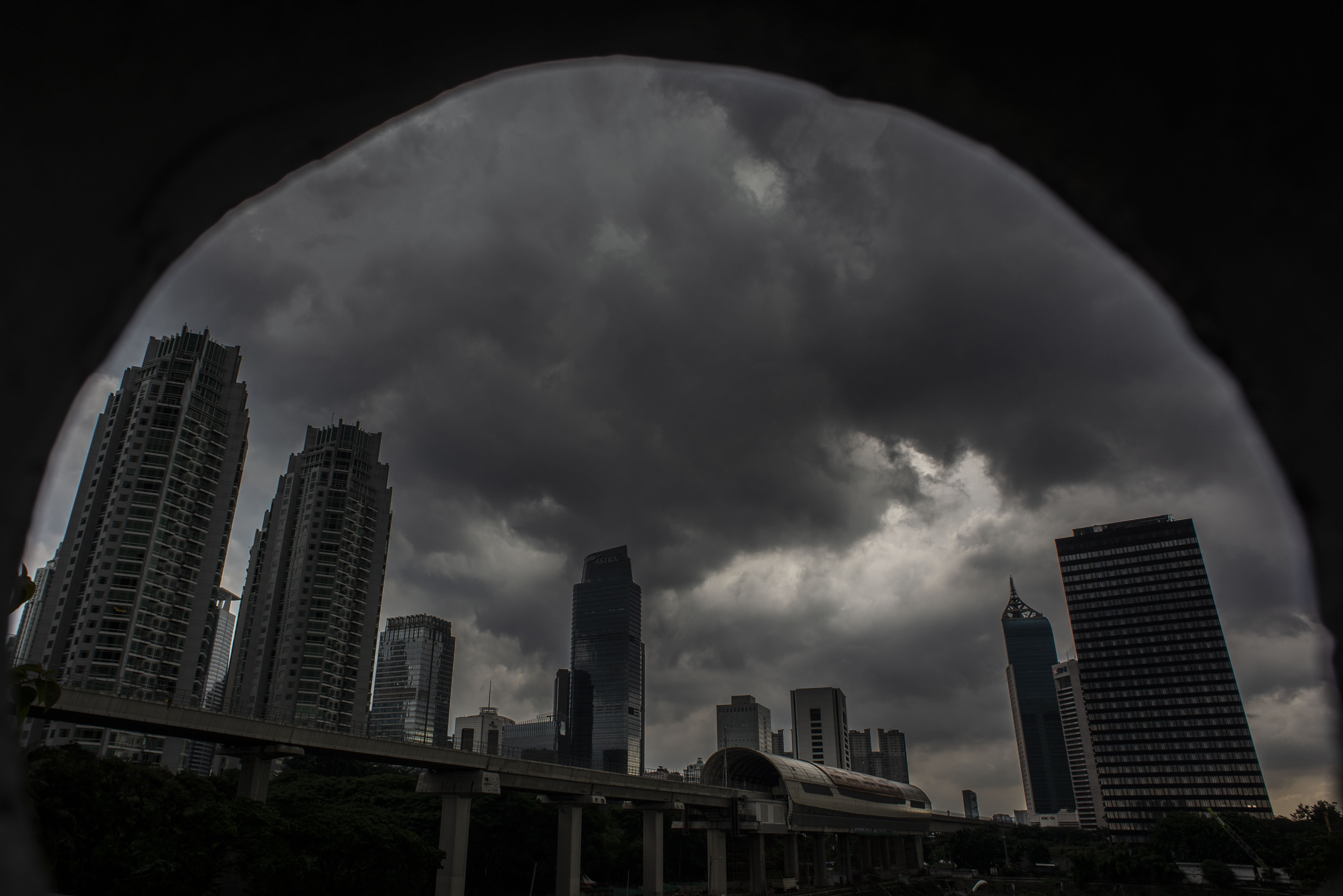 Awan mendung terlihat dari kawasan Kuningan, Jakarta Selatan, Jumat (28/1/2022).