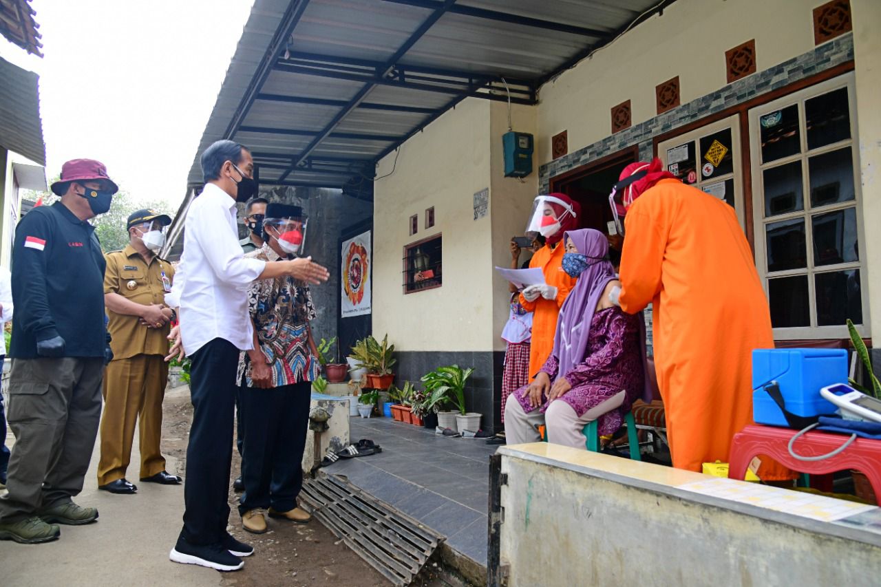 Kepala BIN Budi Gunawan mendampingi Presiden Joko Widodo meninjau vaksinasi Door to Door yang digelar BIN