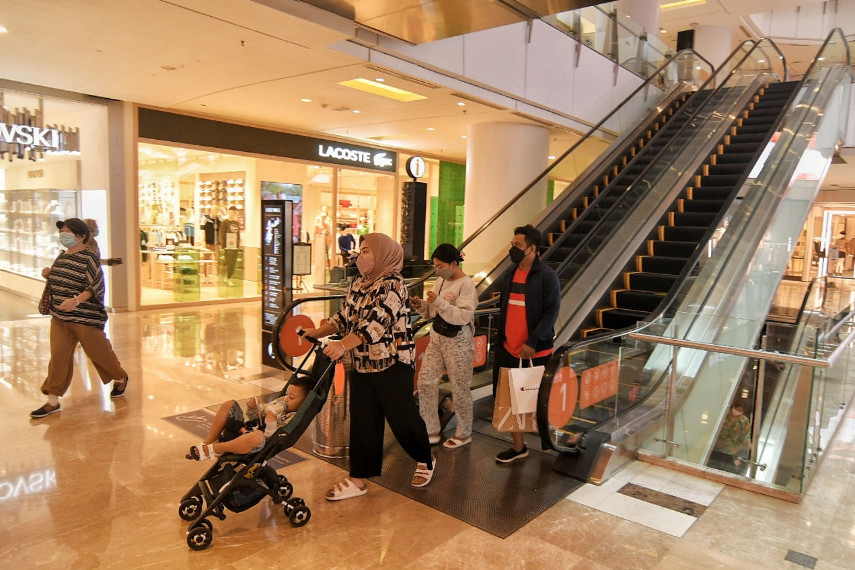 Ilustrasi aktivitas sejumlah pengunjung di sebuah mal kawasan Jakarta.