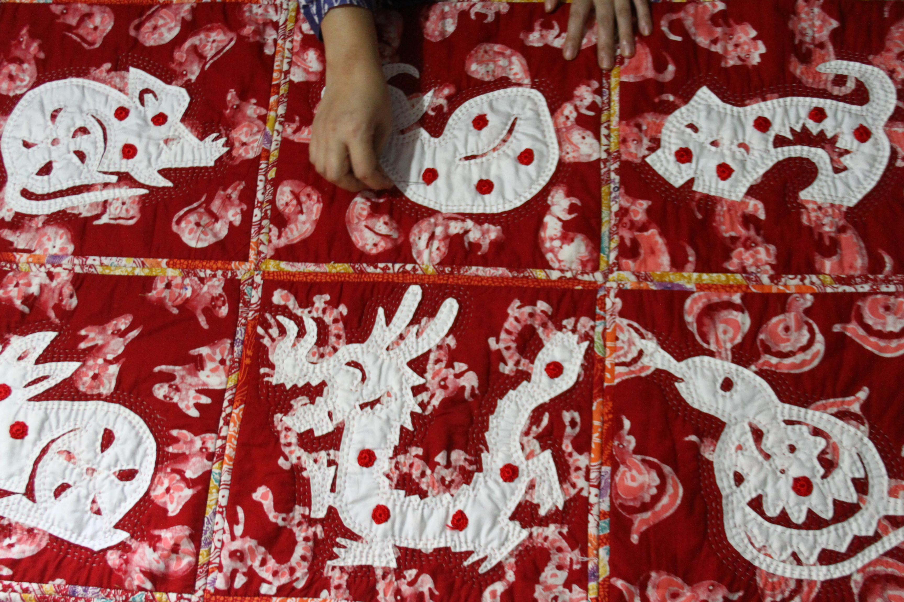 Desainer Lusiana Limono membuat batik bertema shio dengan cetakan dari origami di Studio Kait Handmade, Malang, Jawa Timur.