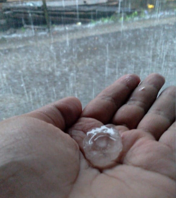 Hujan deras dengan butiran es terjadi di Yogyakarta akhir pekan lalu.