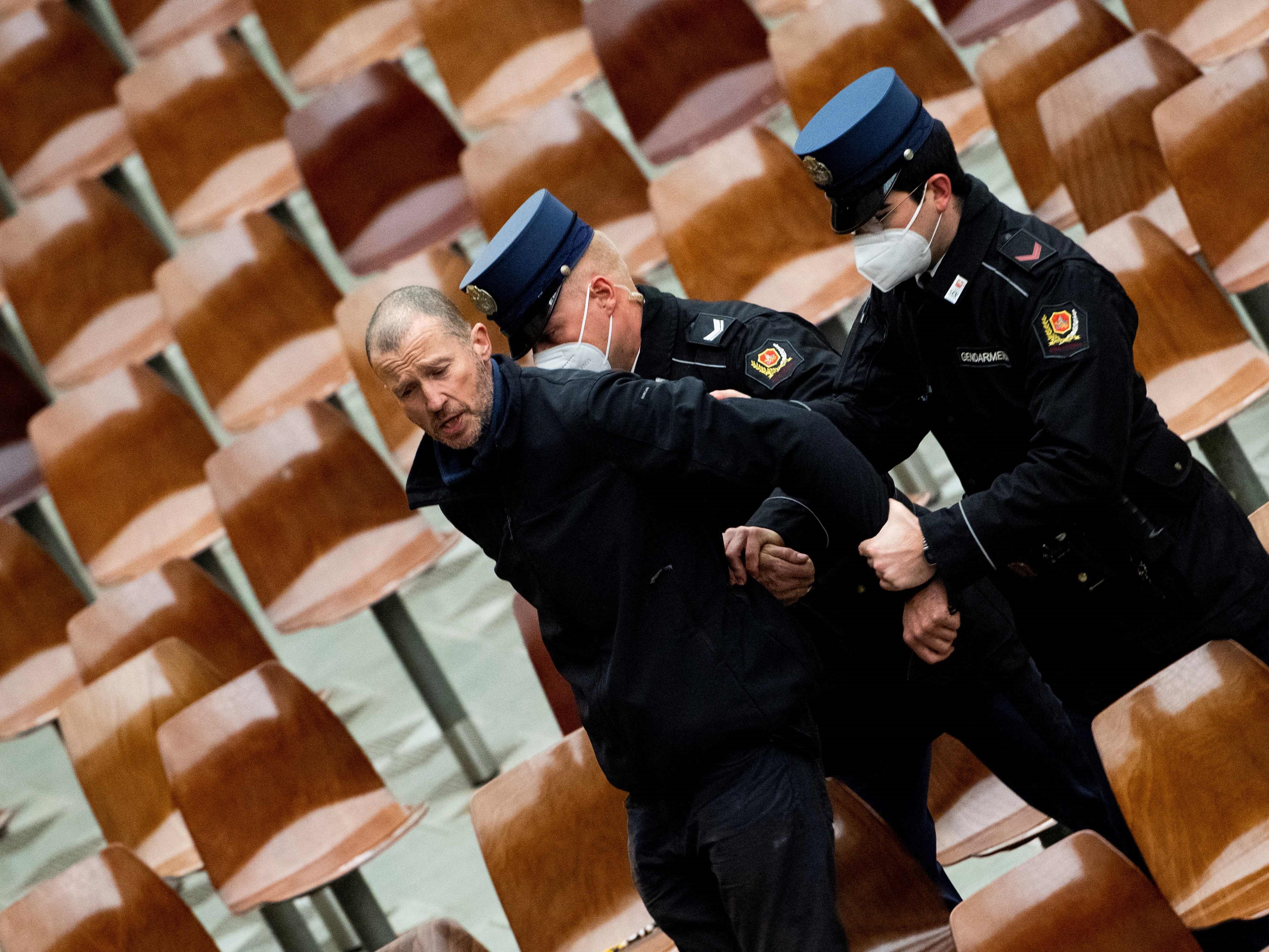 Ganggu Audiensi Paus Fransiskus, Seorang Pria Digiring Polisi Vatikan