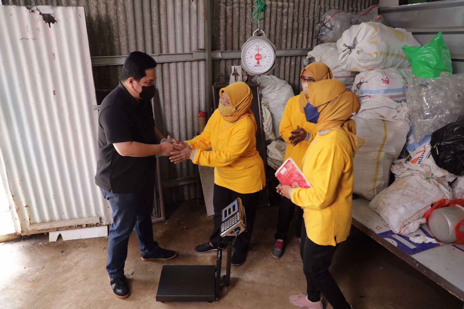 Ketua Yayasan Erick Thohir sambangi bank sampah di kembangaun utara, Jakarta Barat. 