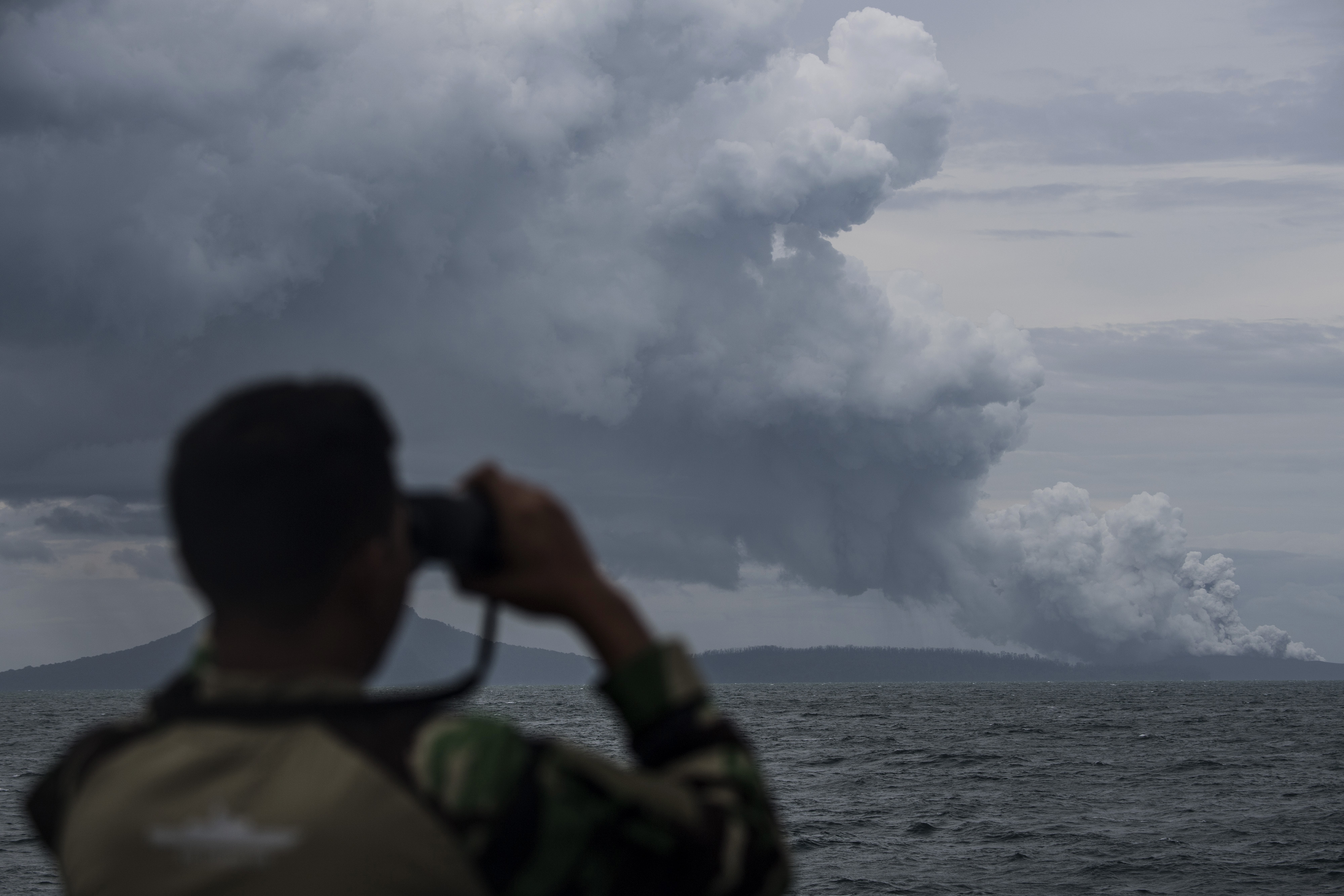Seorang prajurit TNI tengah memantau proses erupsi Gunung Anak Krakatau pada 2019 lalu.