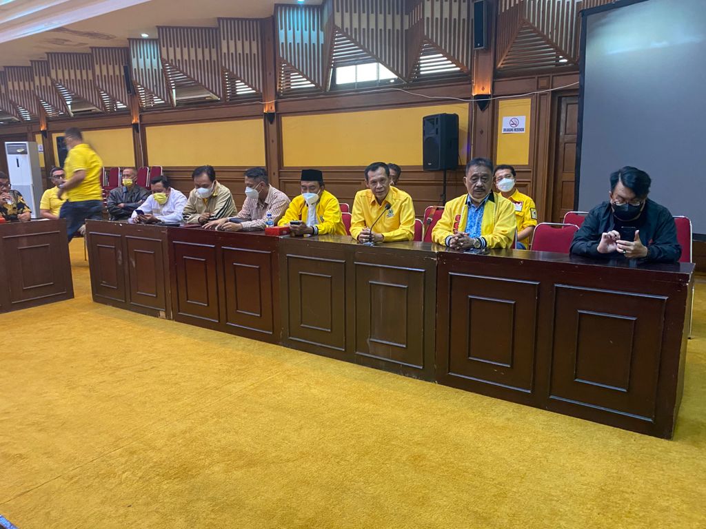 Kegiatan rapat pleno  pengurus DPD Partai Golkar Provinsi Jawa Barat di Bandung, Jawa Barat, pada Jumat (25/2).