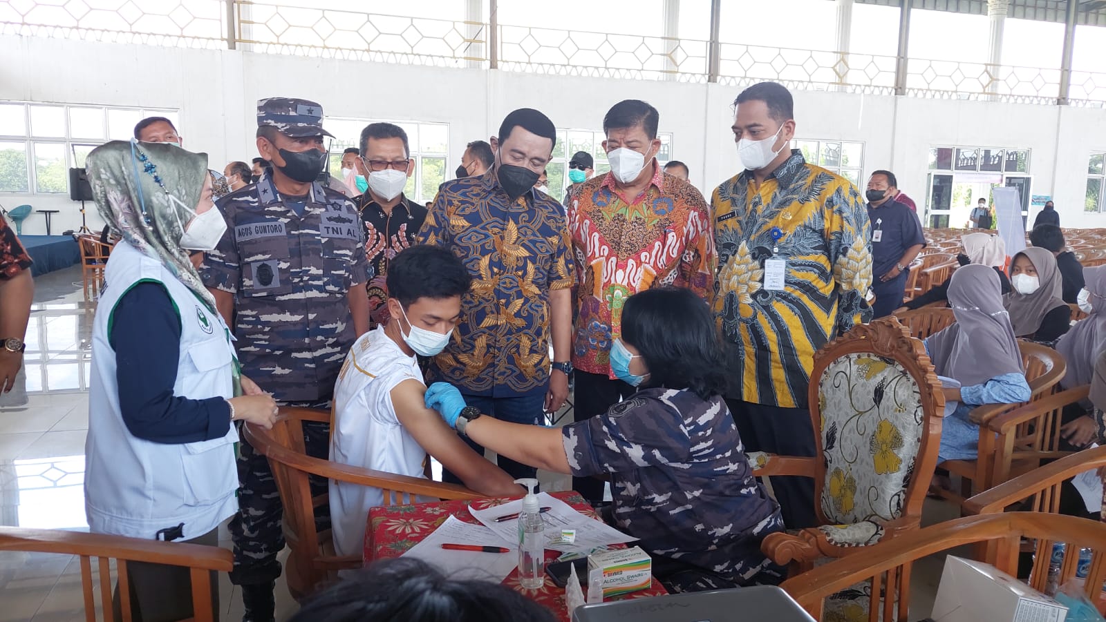  IPDN Kemendagri bekerja sama dengan TNI AL dan relawan covid-19 kembali menyalurkan vaksin booster ke daerah Kendal, Jateng, Minggu (27/2).