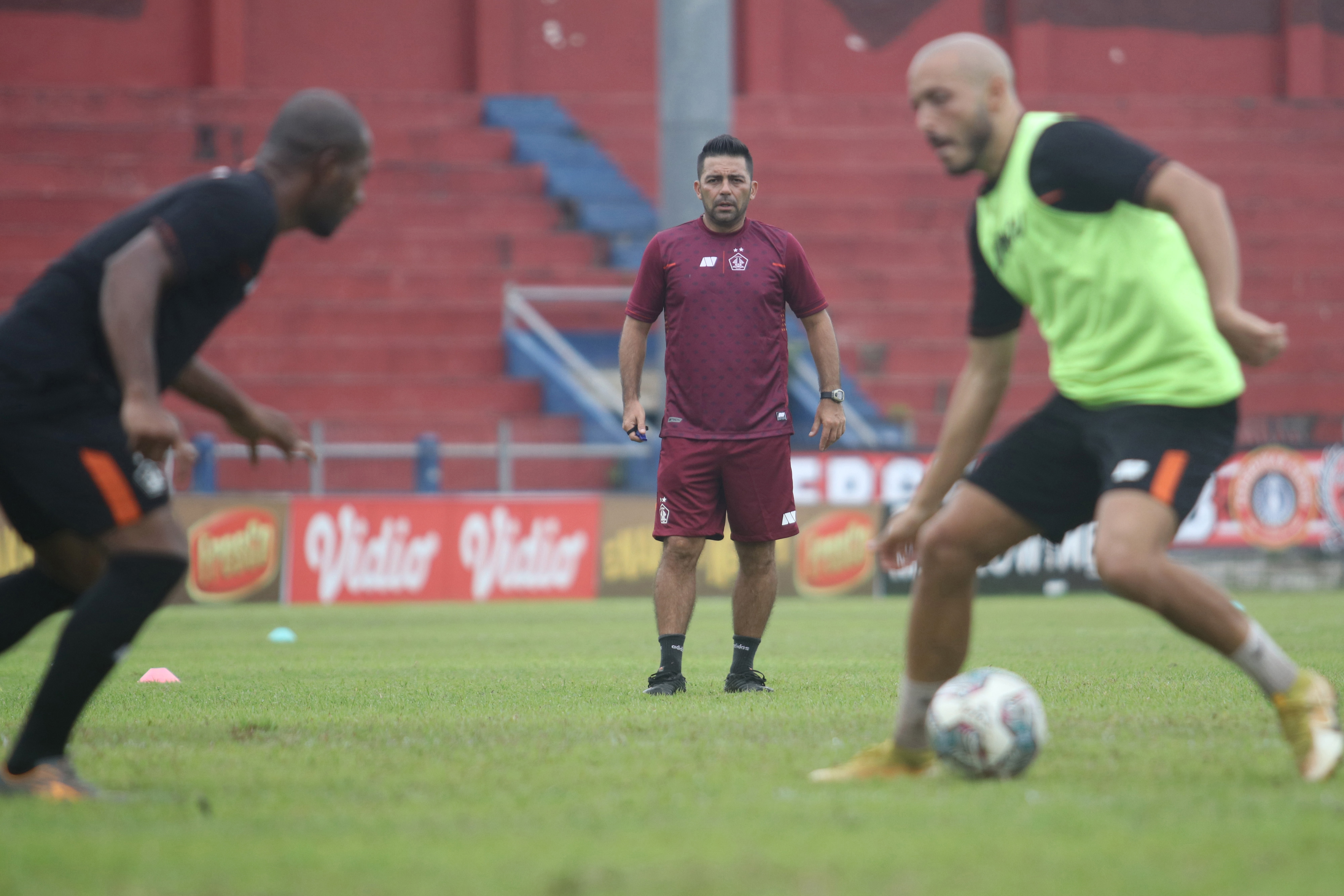 Pelatih Persik Javier Roca (tengah) 
