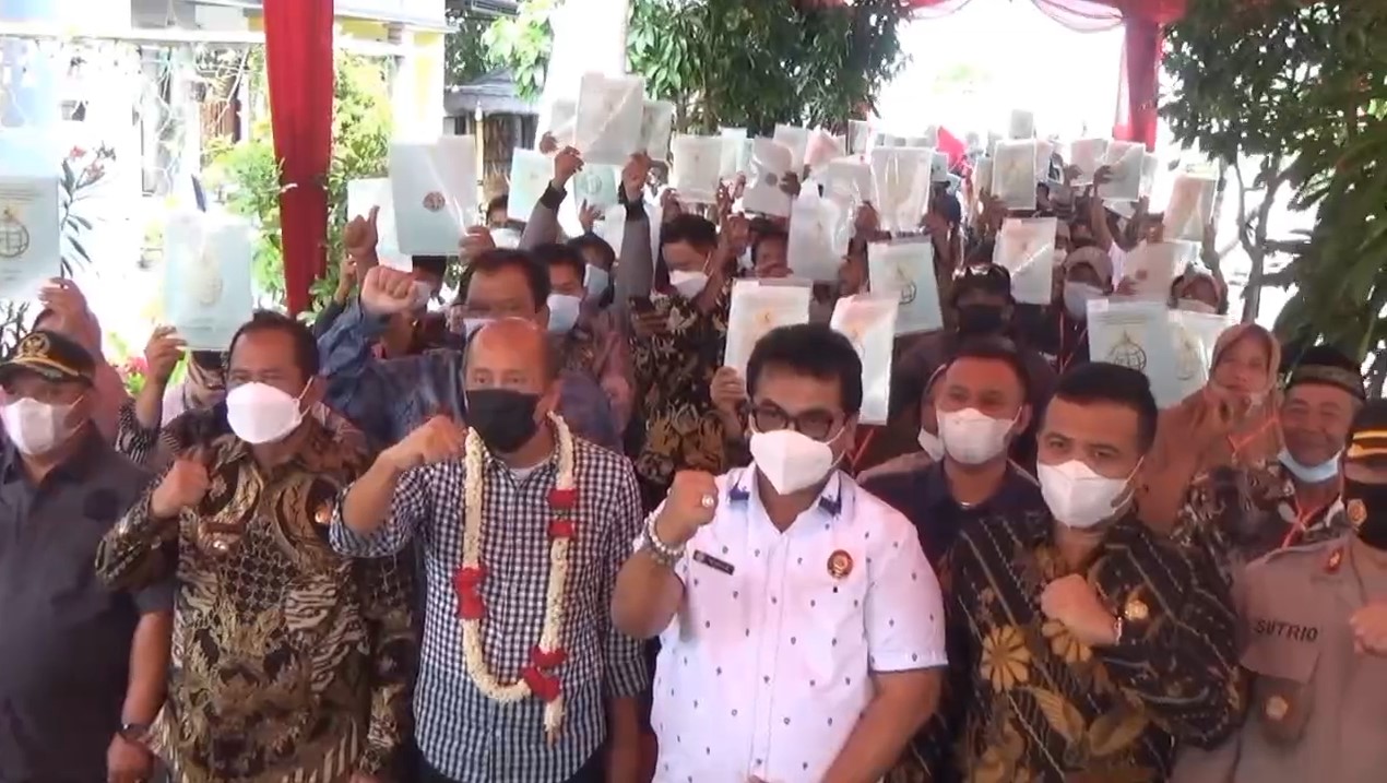 Politikus Partai NasDem itu mengkritik kebijakan ini karena mengaitkan keanggotan BPJS Kesehatan dengan proses jual beli tanah.