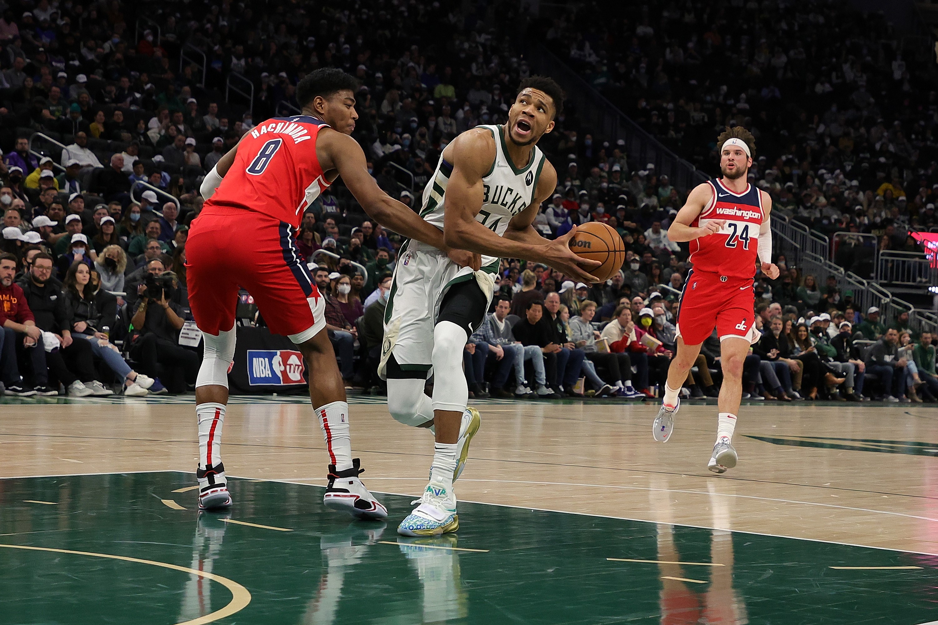 Bintang Milwaukee Bucks Giannis Antetokounmpo melakukan drive dalam laga NBA melawan Washington Wizards.