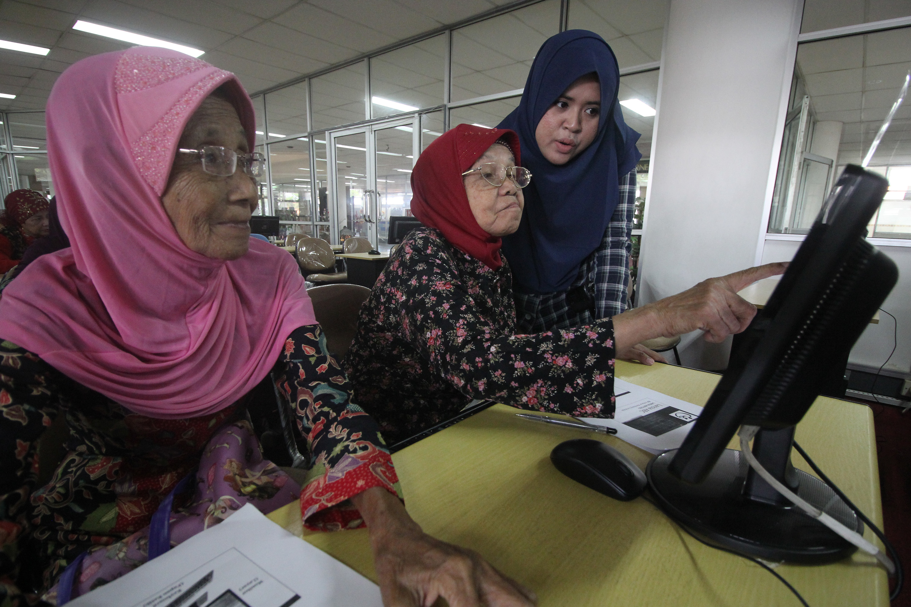 Ini Cara Membantu Lansia Menggunakan Internet