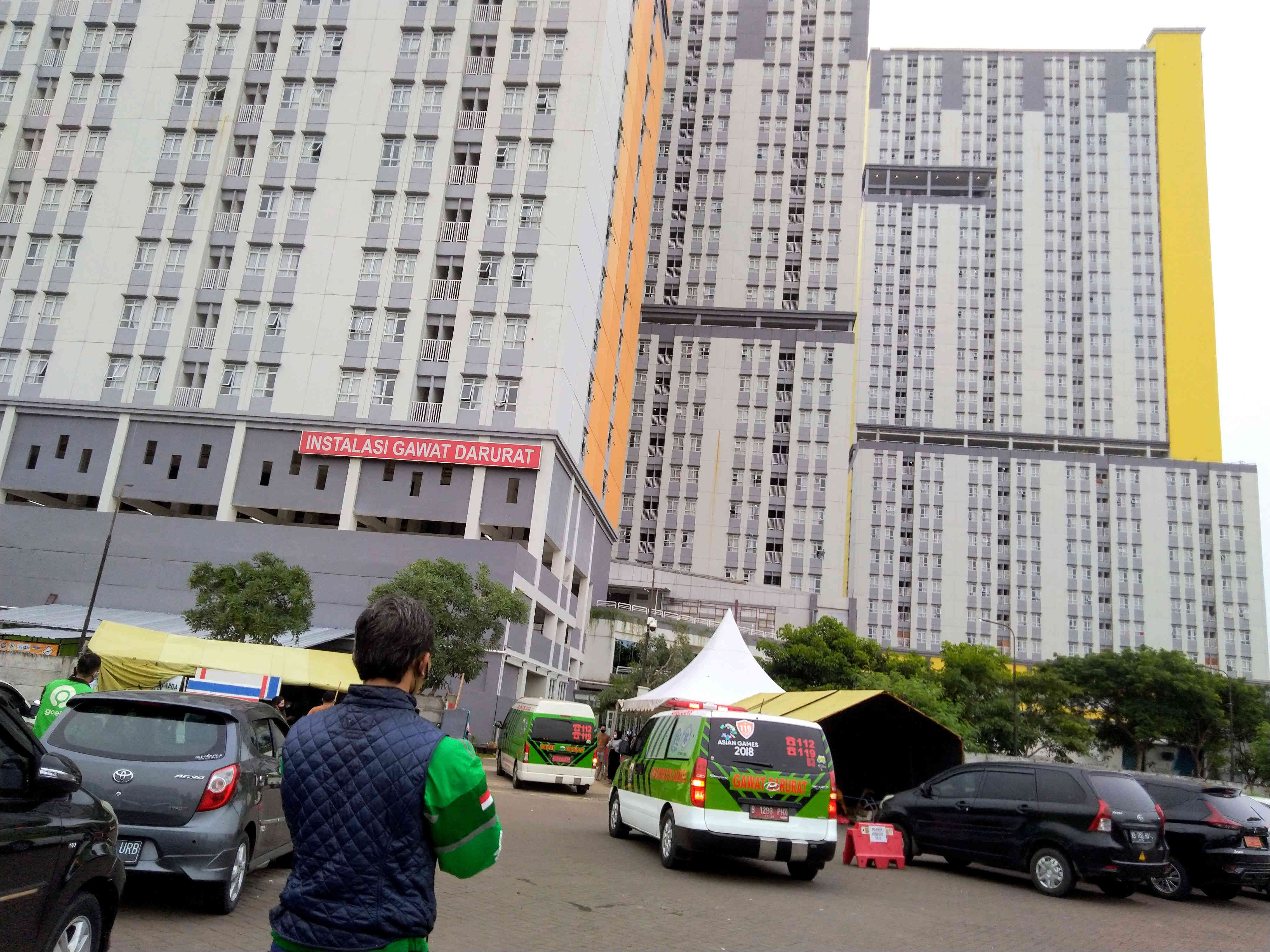 Antrean ambulance membawa pasien memasuki Rumah Sakit Darurat Covid-19 (RSDC) Wisma Atlet Kemayoran, Jakarta, Sabtu (12/2/2022).