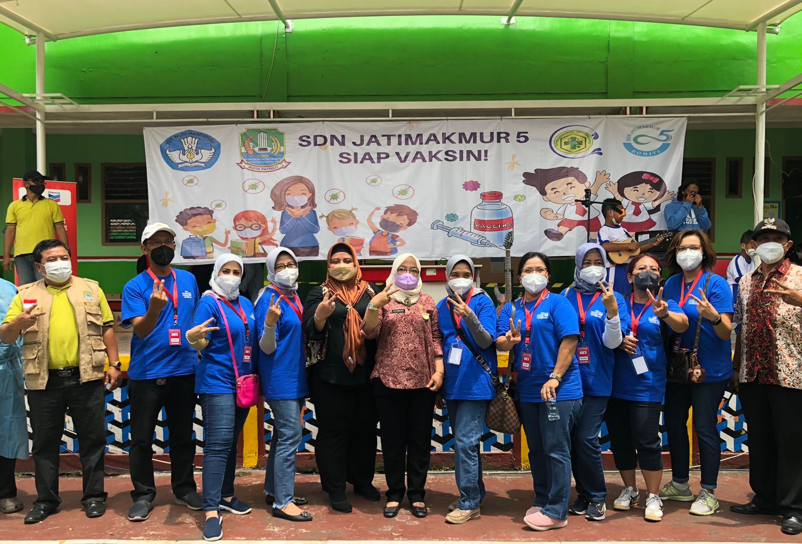 Perwakilan PT. Chevron Pacific Indonesia menjadi relawan di Program i-Serve Vaccine di SDN Jatimakmur V, Bekasi, Jabar.