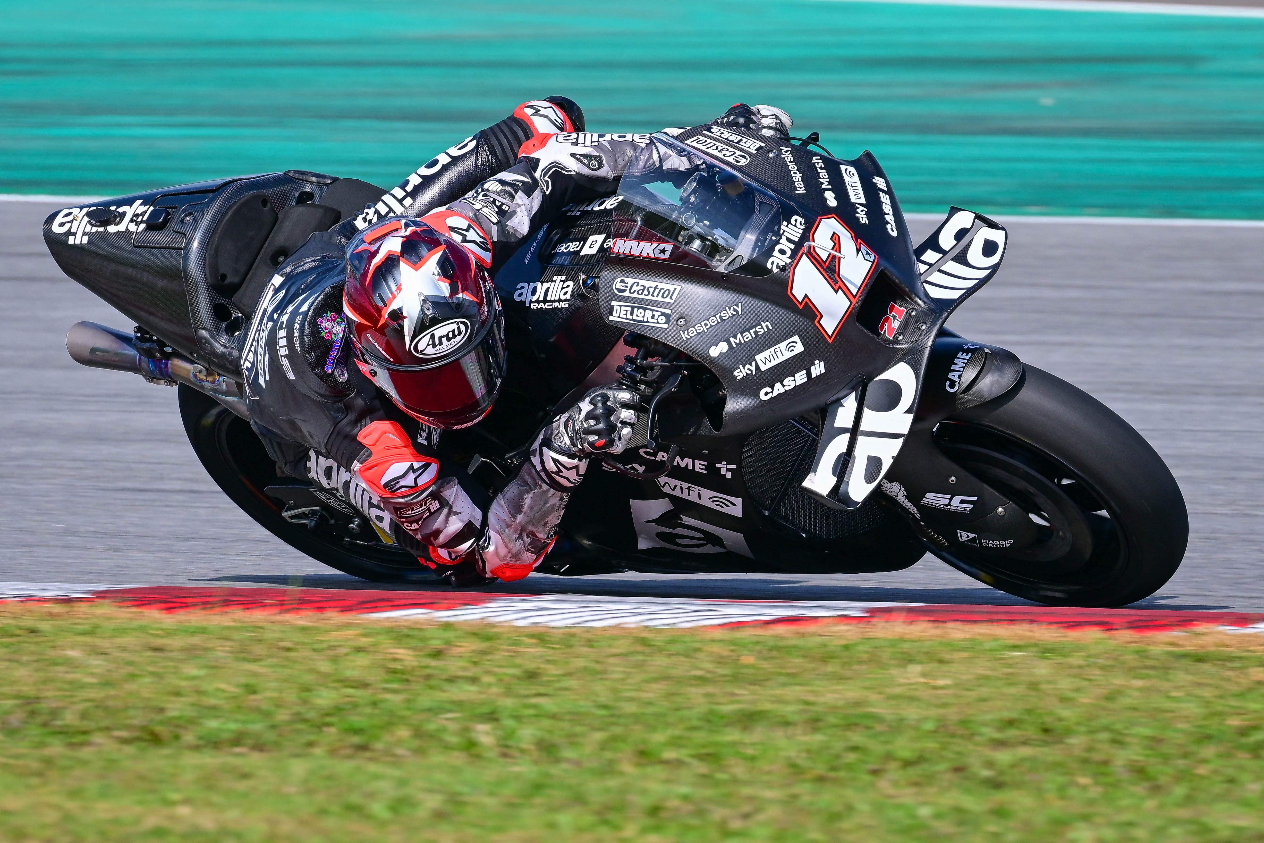 Pembalap tim Aprilia Aleix Espargaro saat menjalani tes pramusim MotoGP 2022 di Sepang, Malaysia