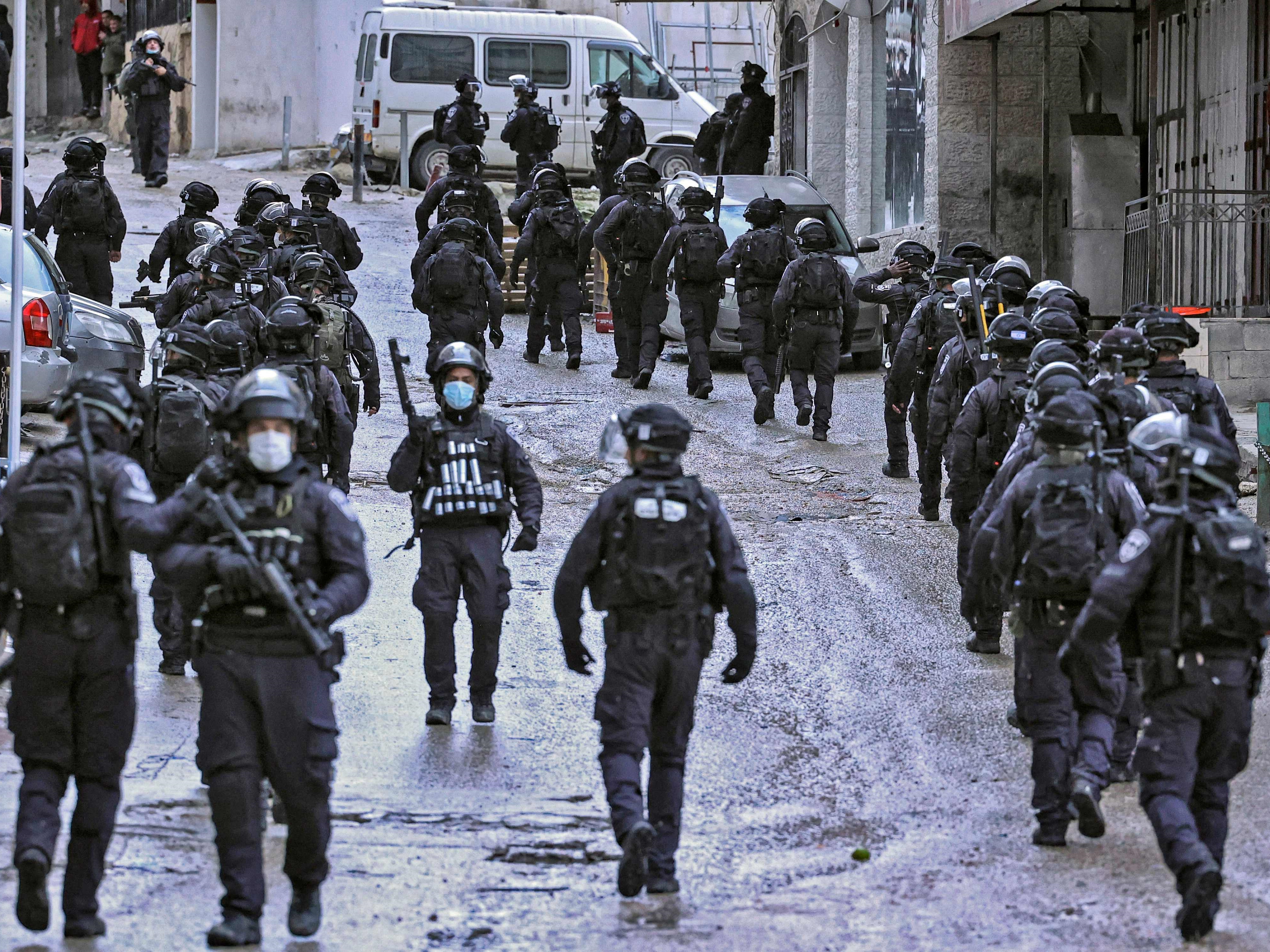 Pasukan keamanan Israel mengamankan area sekitar rumah keluarga anggota Hamas Fadi Abu Shkhaydam yang dibunuh polisi Israel tahun lalu.