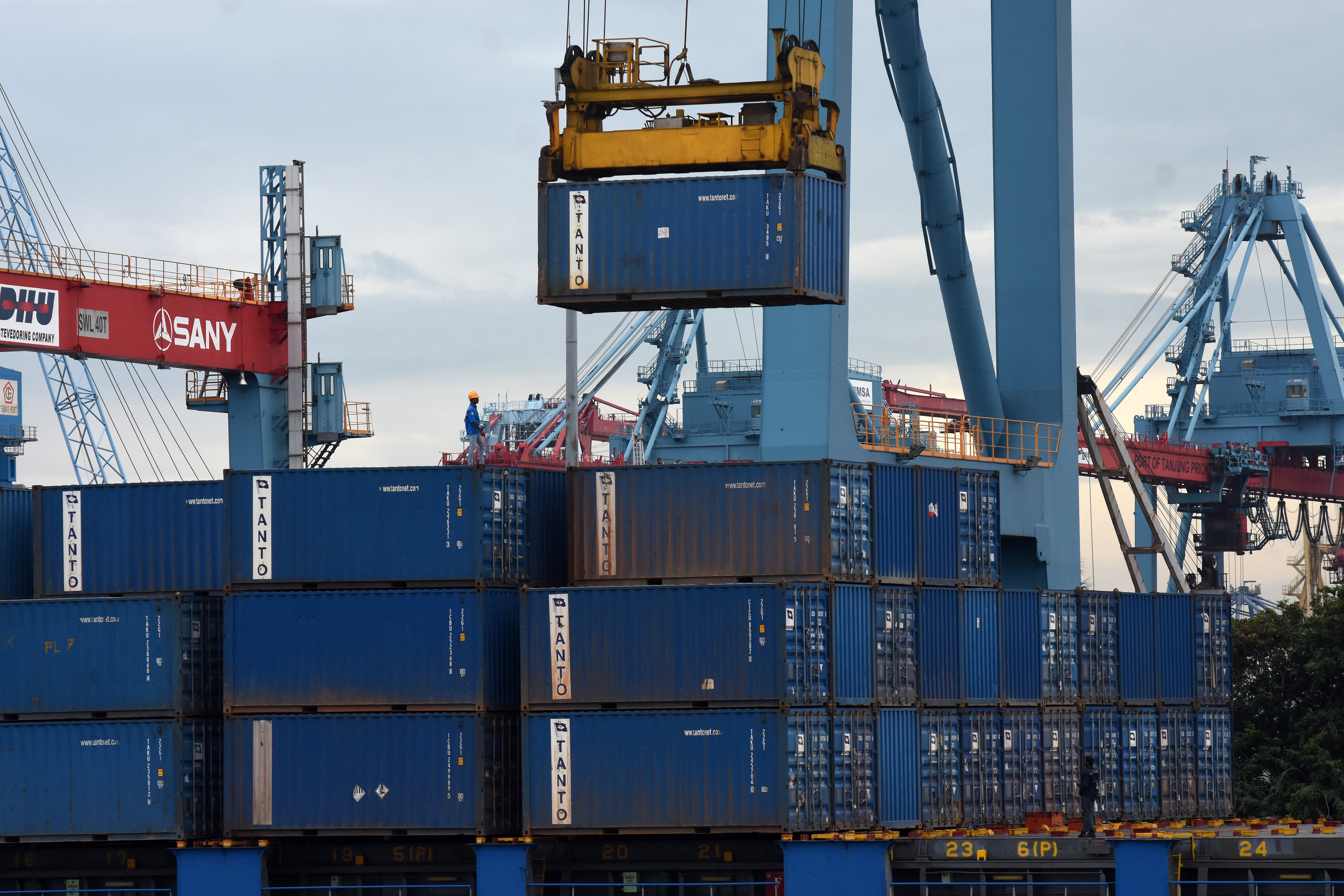 Pekerja mengawasi bongkar muat peti kemas di Pelabuhan Tanjung Priok, Jakarta Utara.