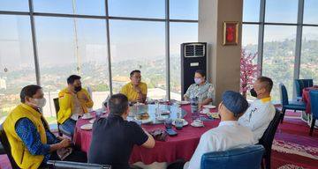 Menteri Koordinator Bidang Perekonomian Airlangga Hartarto bincang santai  bersama tokoh adat Sunda dalam forum silaturahmi di Jakarta.