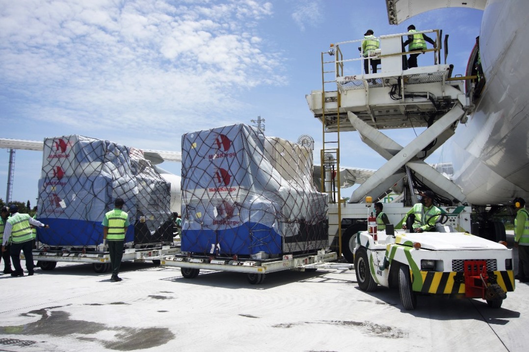 Pembalap dan Logistik Tes Pramusim MotoGP tiba di Bandara Lombok