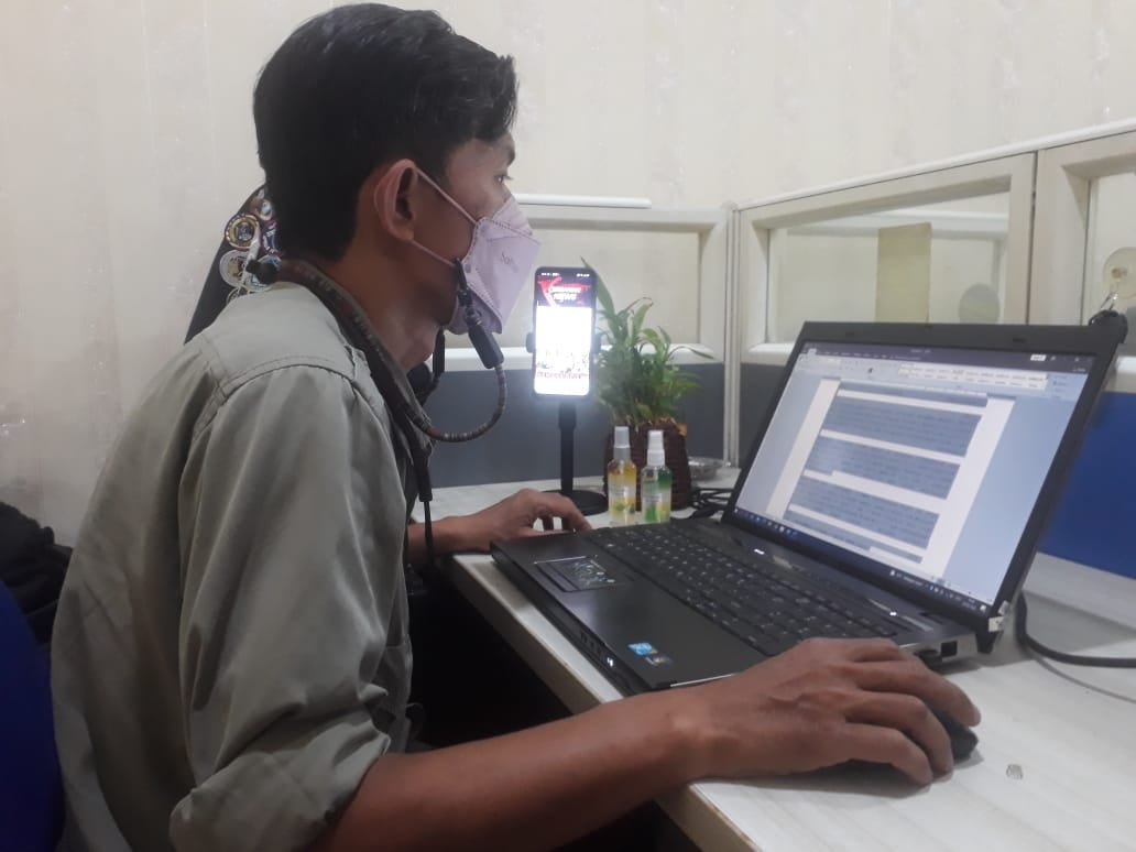 Purwantoro, saat sedang beraktivitas di kantor dengan tetap menerapkan protokol kesehatan.