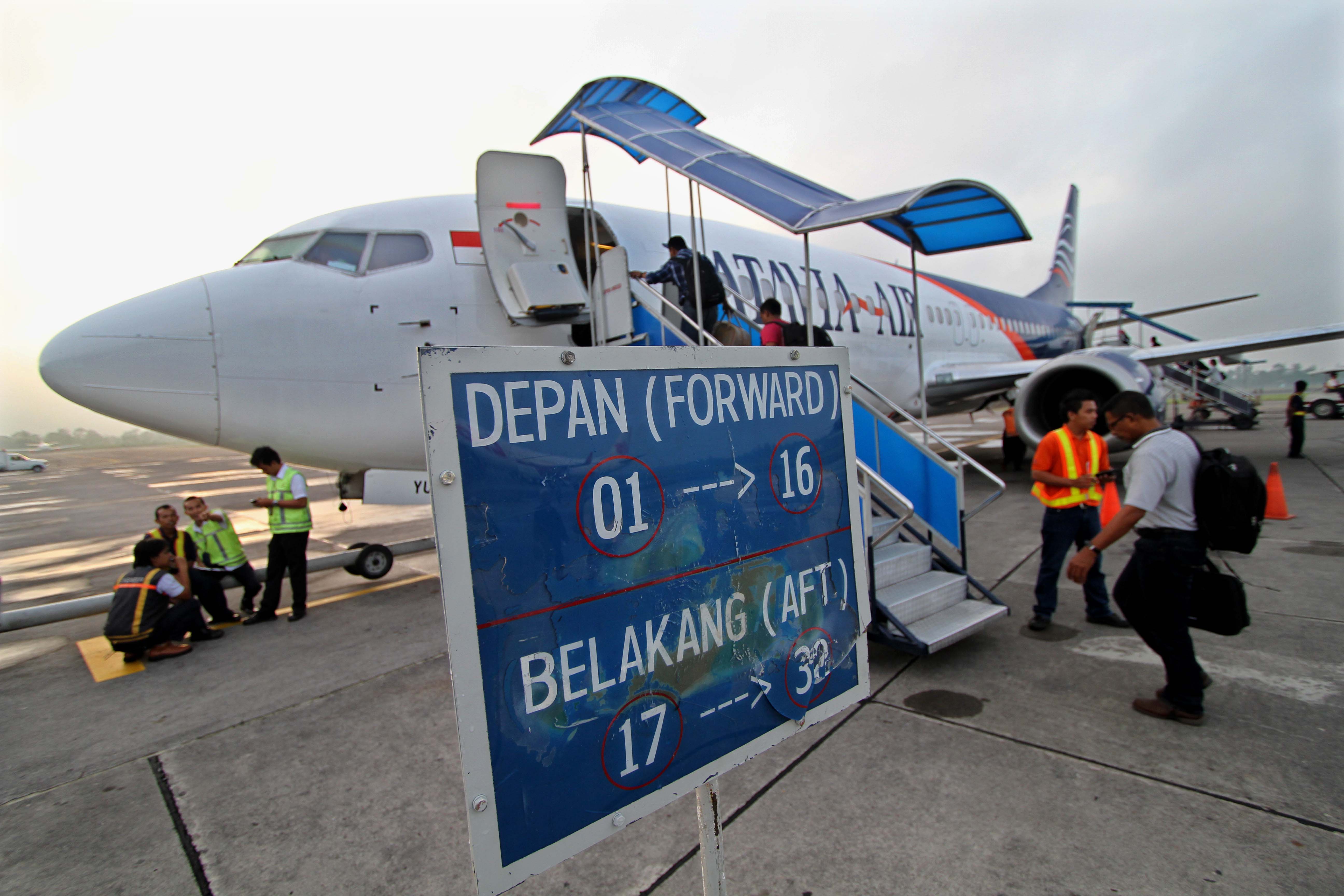 Sejumlah penumpang memasuki pesawat Batavia Air rute Yogyakarta - Jakarta di Bandara Adi Sucipto, Yogyakarta, beberapa waktu lalu. 