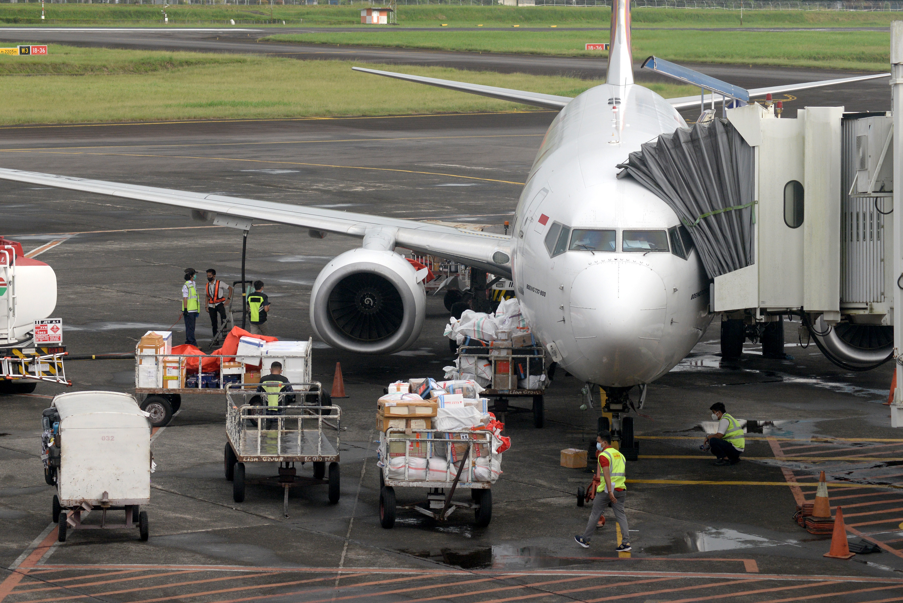 Kru penerbangan melakukan aktifitas bongkar muat kargo di Bandara Internasional Sam Ratulangi, Manado, Sulawesi Utara.
