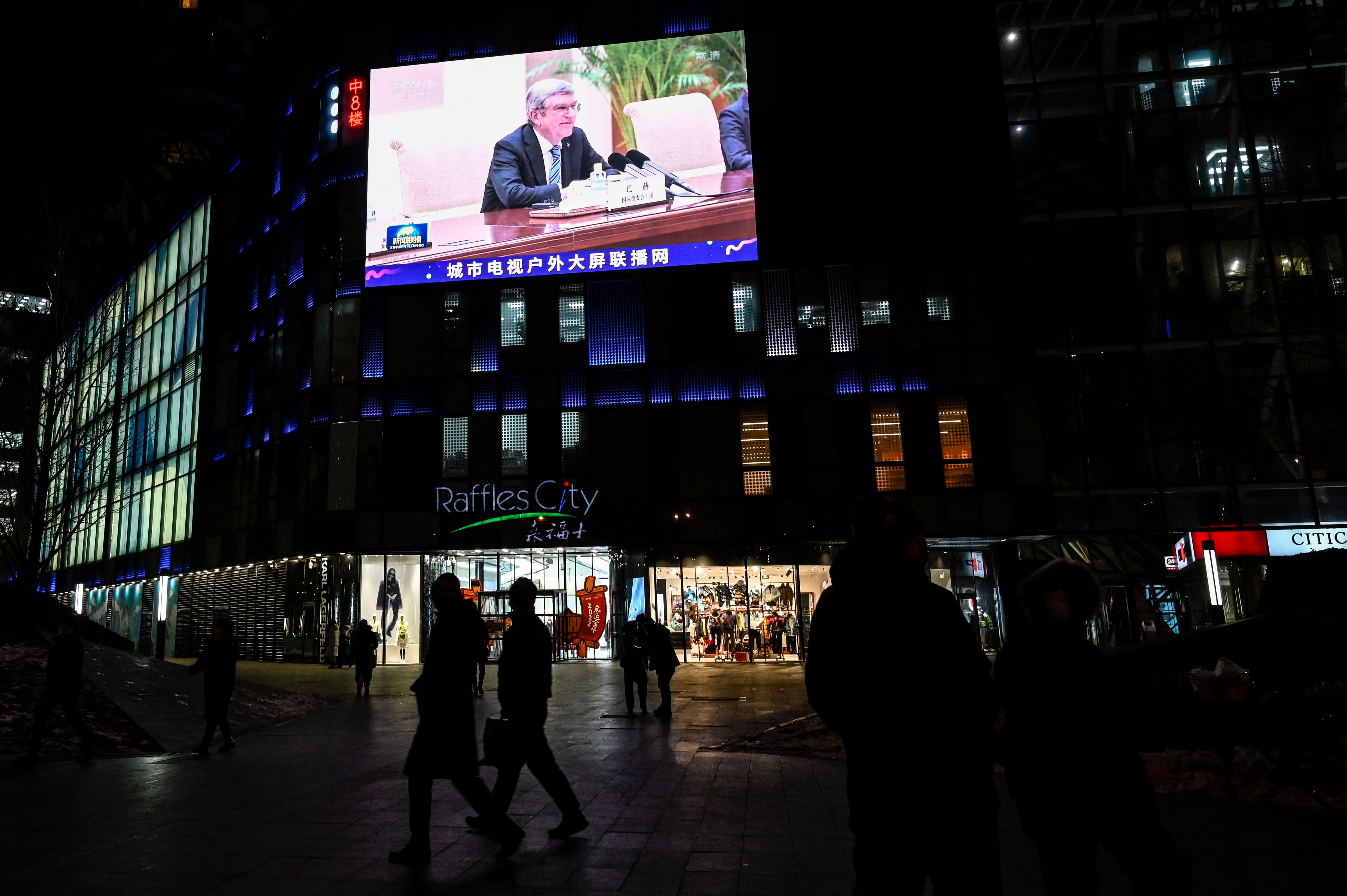 Presiden IOC Thomas Bach tampak muncul di layar raksasa di Kota Beijing, Tiongkok.
