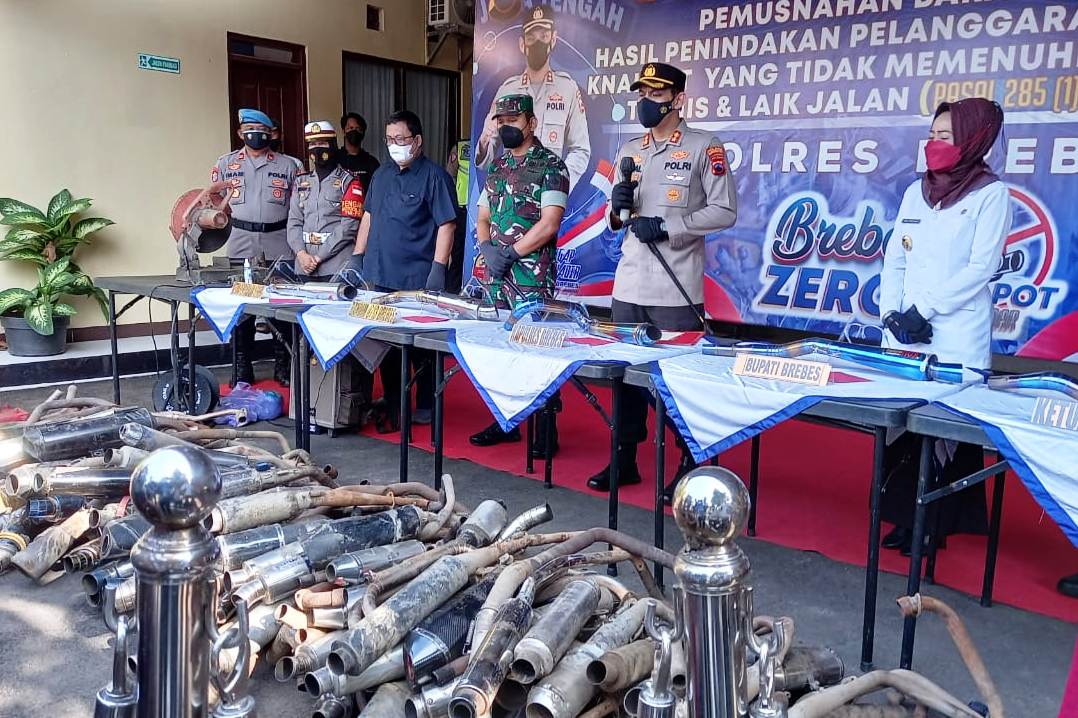Kapolres Brebes AKBP Faisal Febriyanto memberi keterangan saat konferensi pers pemusnahan knalpot. 