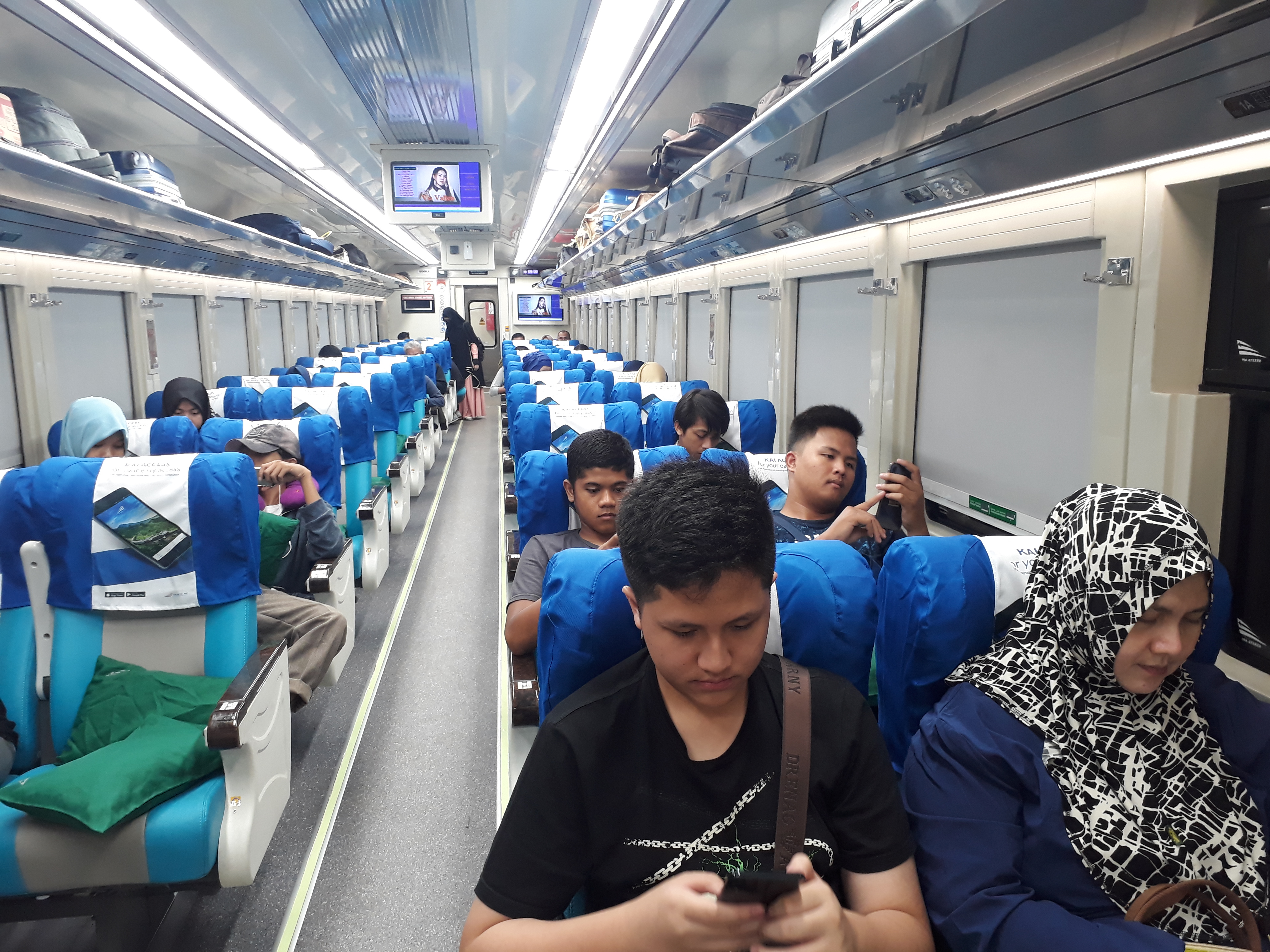 Penumpang kereta api tengah menikmati perjalanan