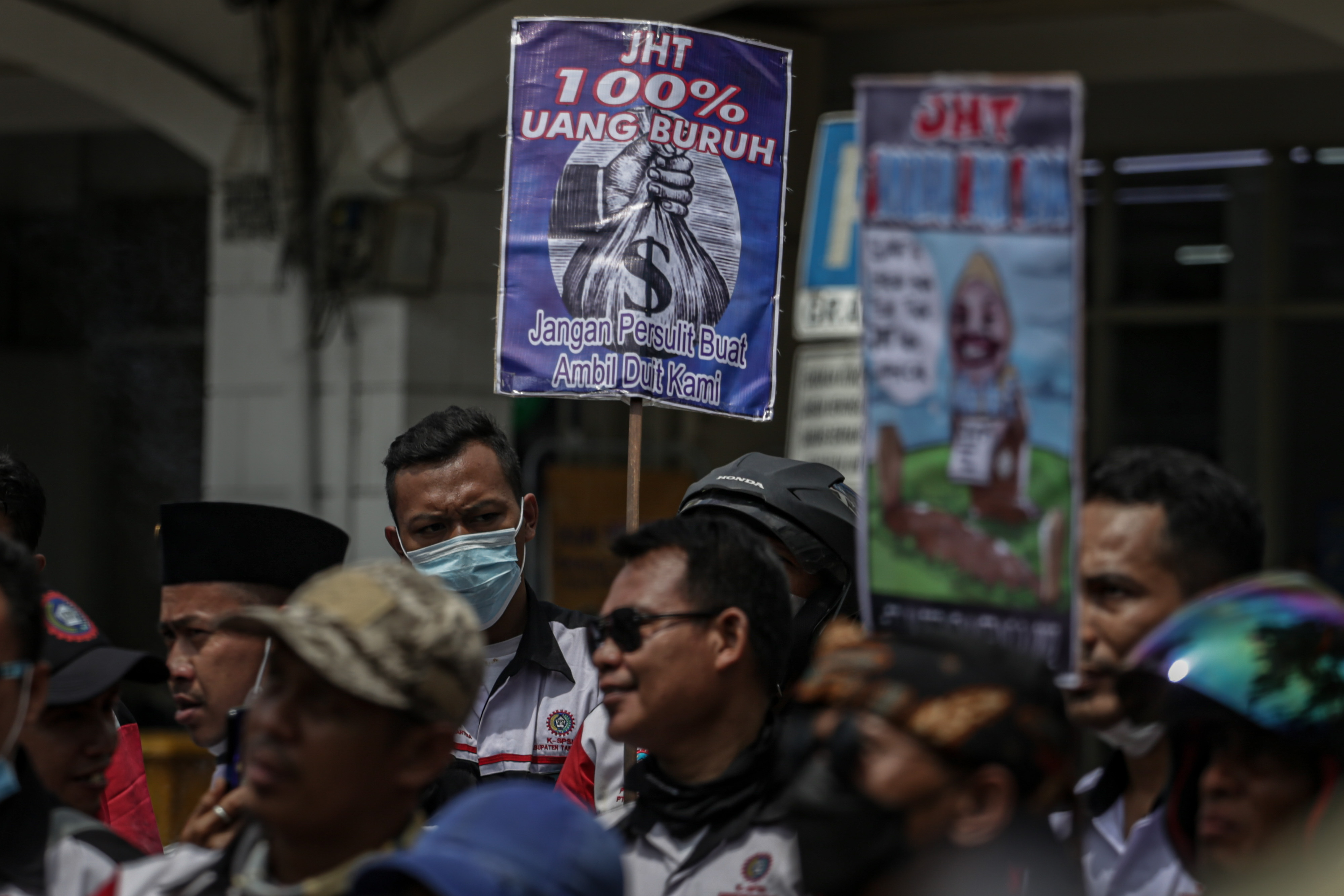 Aksi buruh dii Kabupaten Tangerang, Banten menolak Permenaker 2/2022 yang salah satunya mengatur soal Jaminan Hari Tua