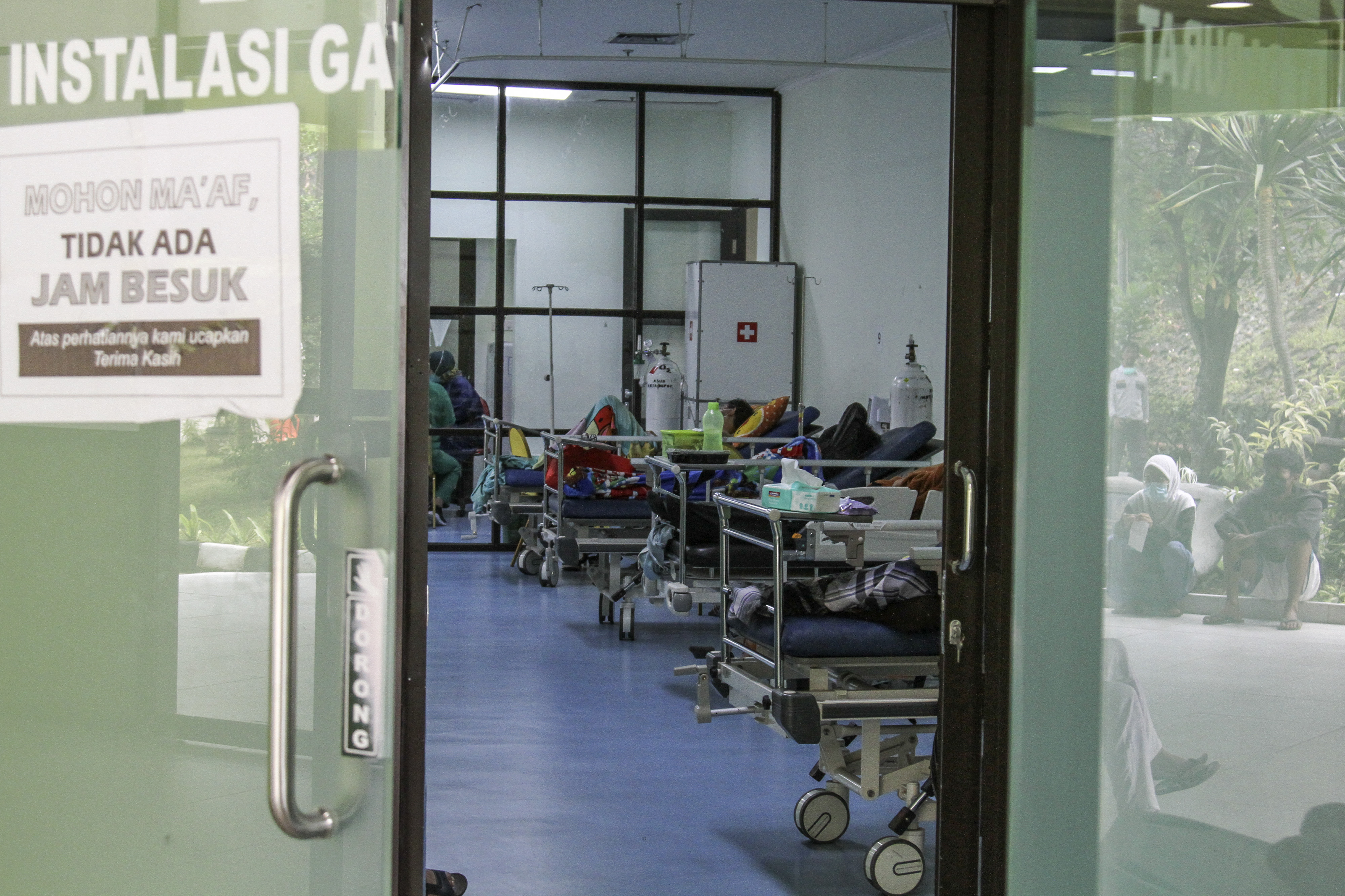 Sejumlah pasien menunggu hasil pemeriksaan covid-19 di IGD RSUD Depok, Jawa Barat.