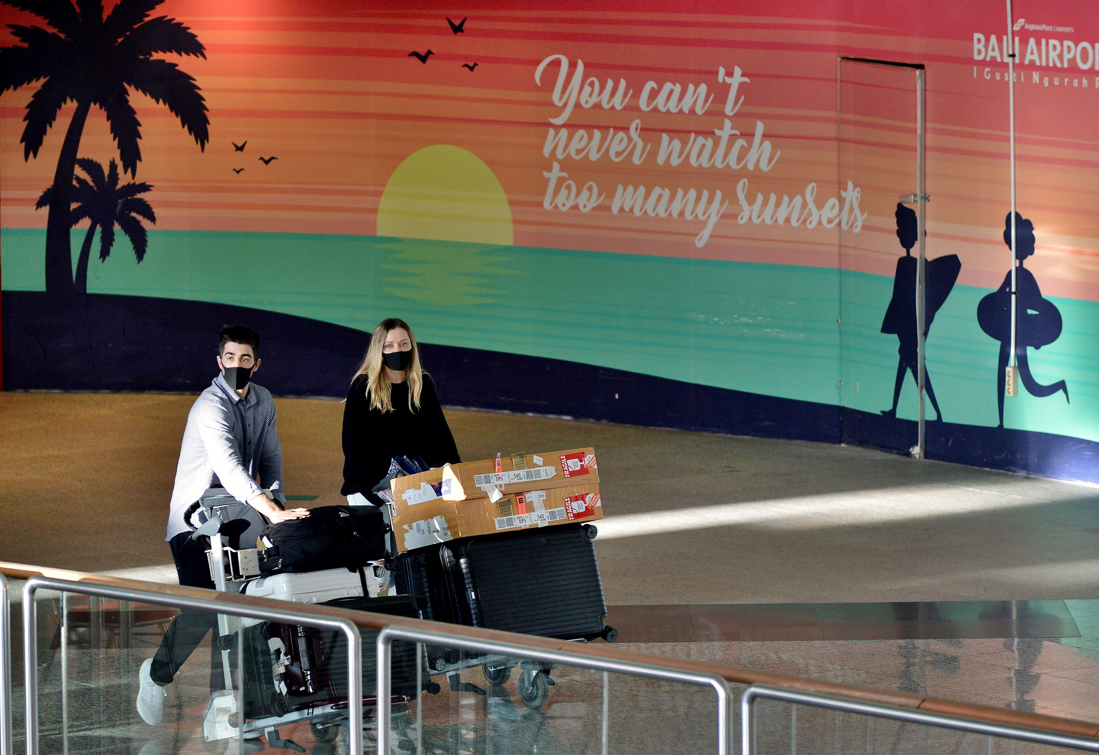 Penumpang dari Singapura tiba di Bandara Internasional I Gusti Ngurah Rai, Bali.