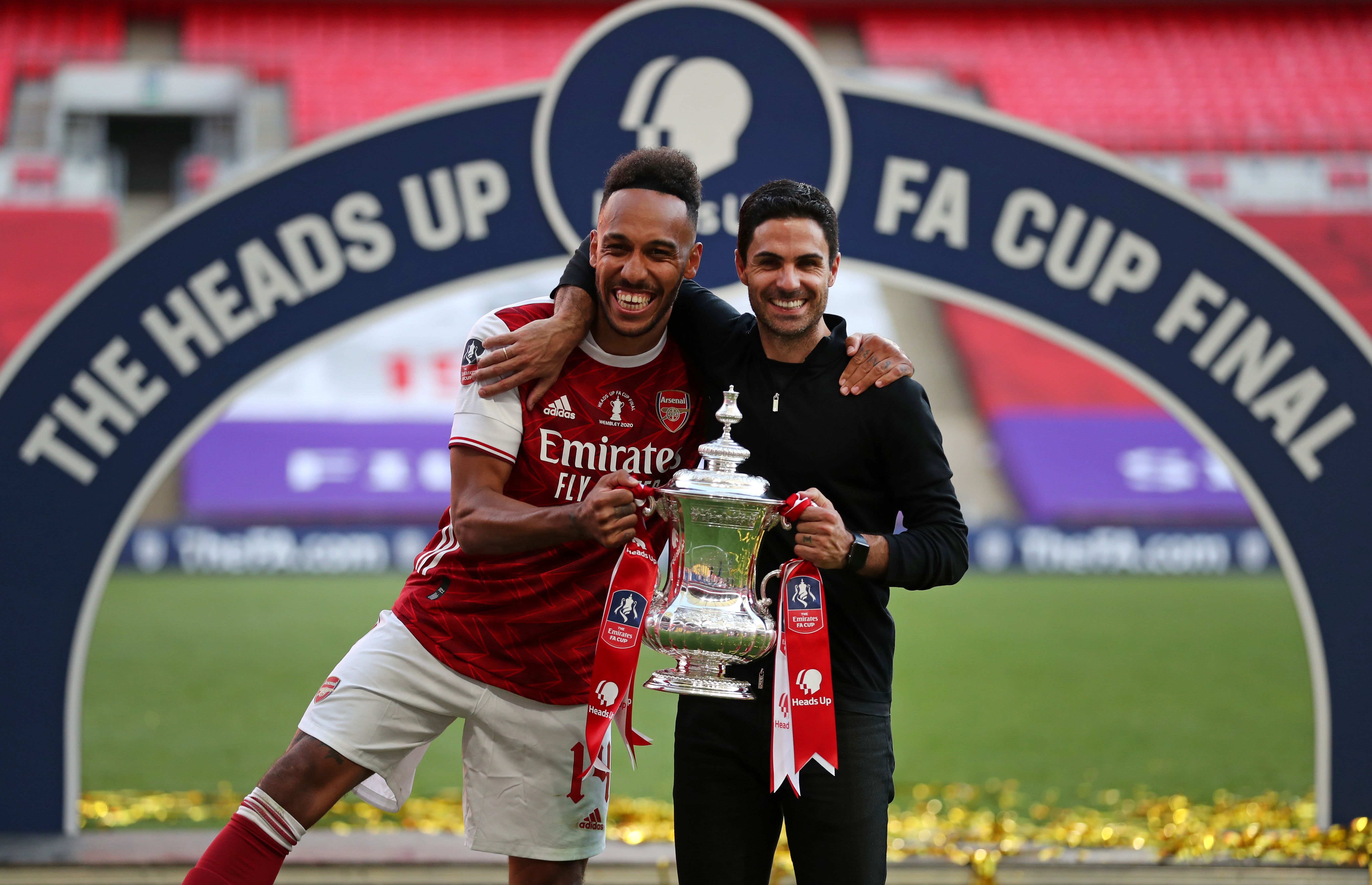 Pelatih Arsenal Mikel Arteta (kanan) bersama Pierre-Emerick Aubameyang usai the Gunners menjadi juara Piala FA 2020. 