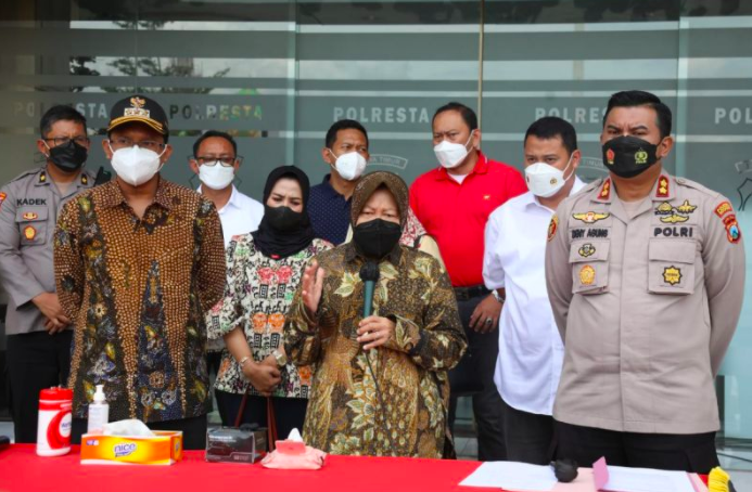 Mensos Tri Rismaharini saat berada di Mapolresta Sidoarjo 