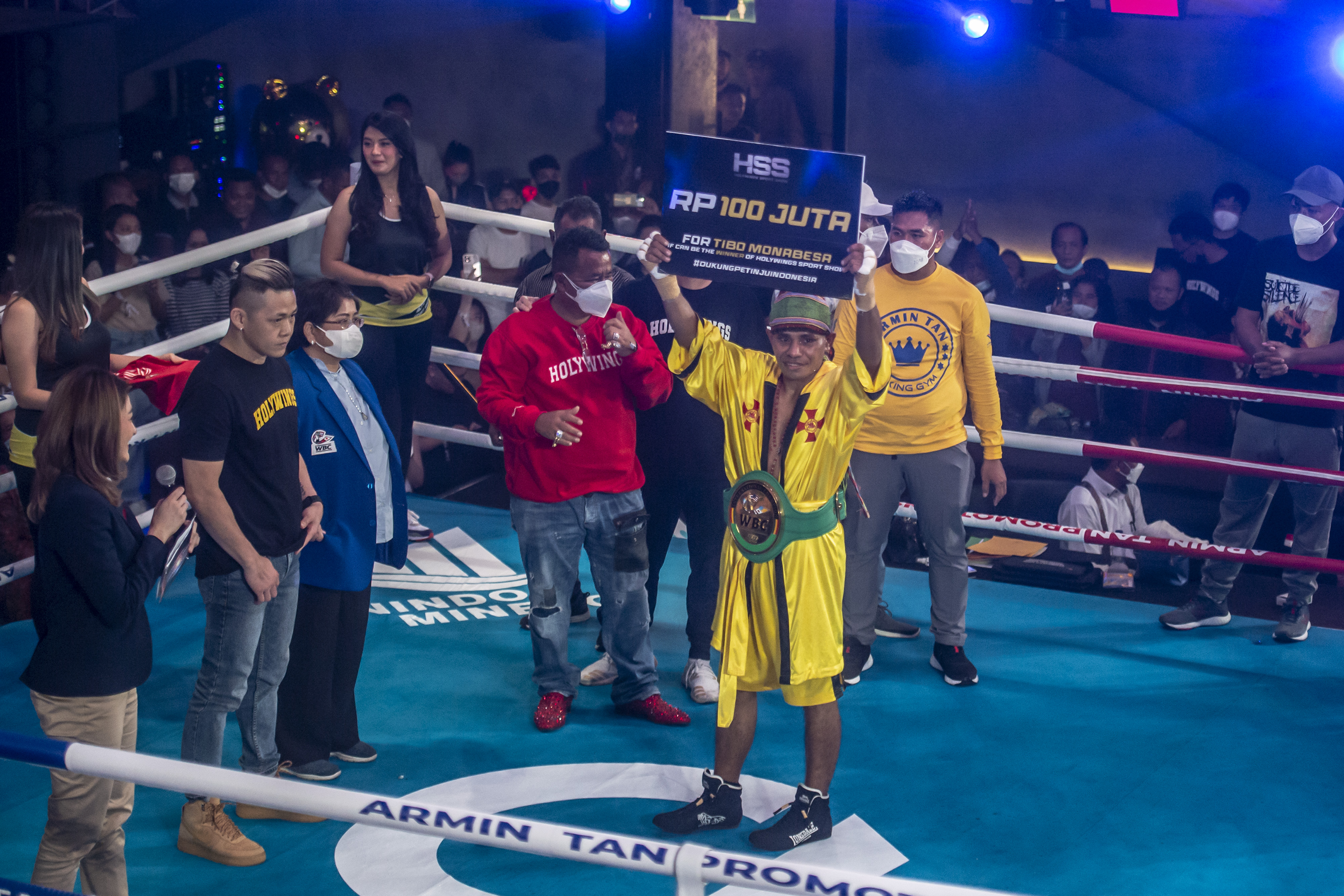 Petinju Indonesia Tibo Monabesa melakukan selebrasi usai mengalahkan petinju Filipina Jayson Vayson dan mempertahankan gelarnya.