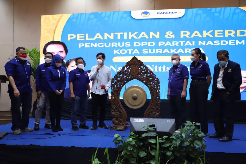 Wali Kota Surakarta Gibran Rakabuming meresmikan Kantor Sekretariat Partai NasDem Kota Surakarta..