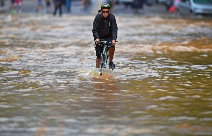 Kondisi jalan yang terendam banjir di Rio de Janeiro.